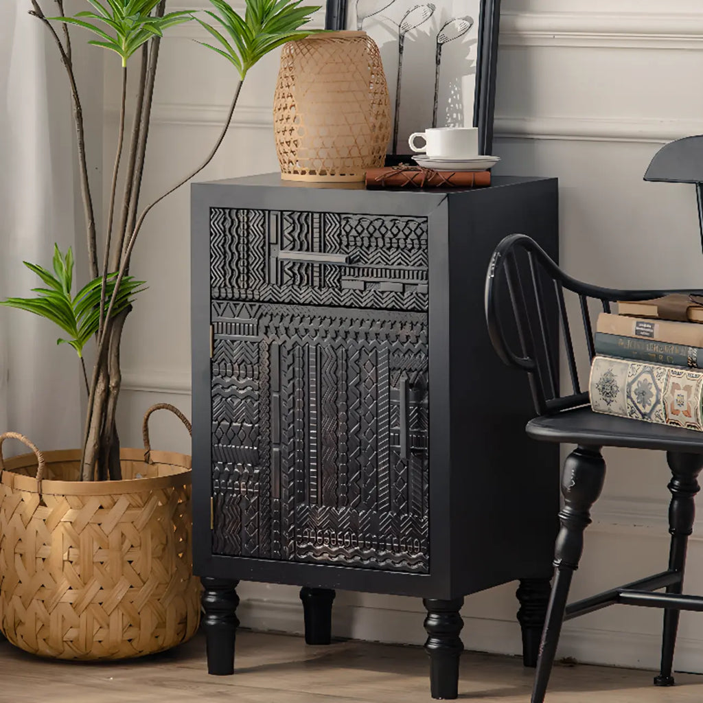 Meuble rectangulaire en bois noir vieilli sculpté de style Mid-Century