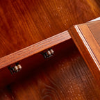 Meuble d'angle de rangement classique avec portes vitrées et étagère