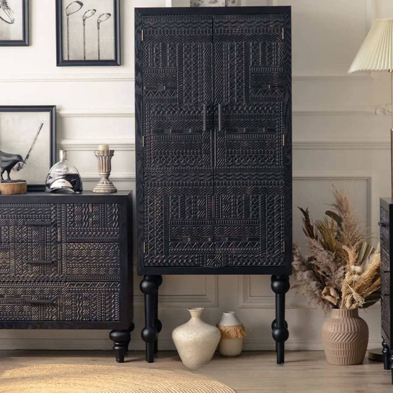 Meuble rectangulaire en bois noir vieilli sculpté de style Mid-Century