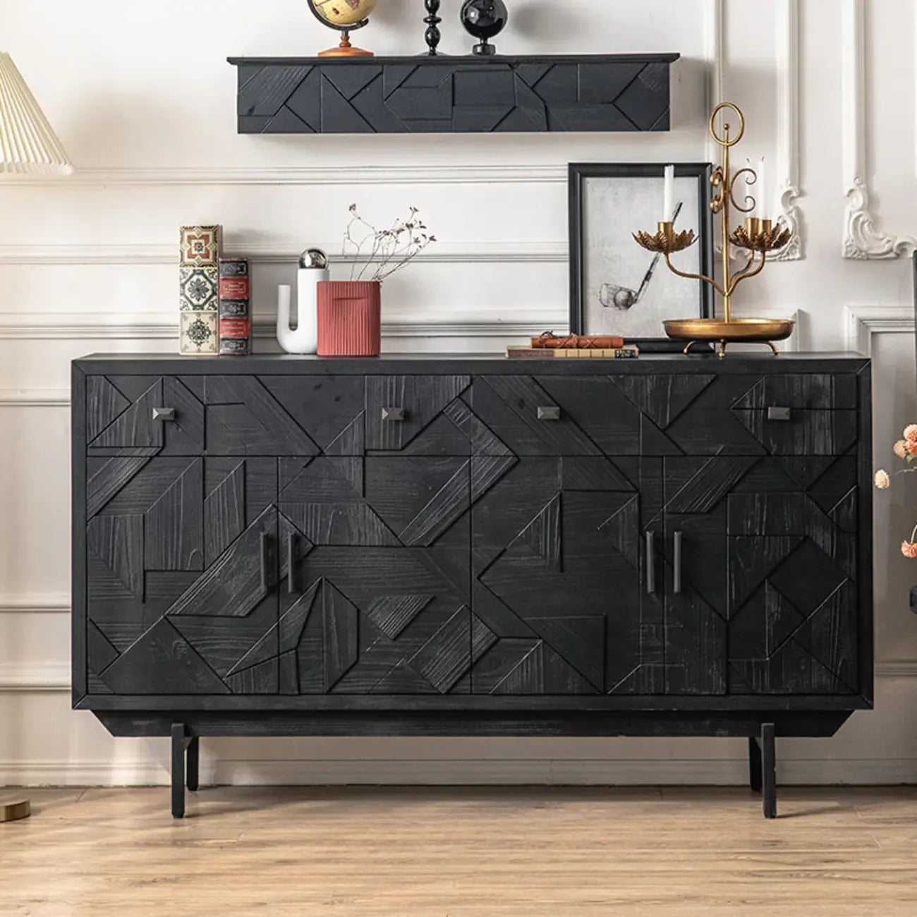 Meuble rectangulaire en bois noir vieilli sculpté de style Mid-Century