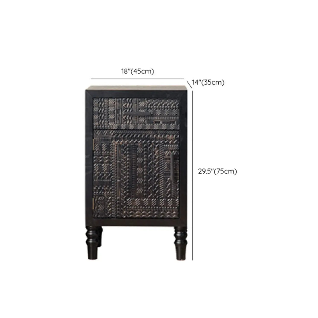 Meuble rectangulaire en bois noir vieilli sculpté de style Mid-Century