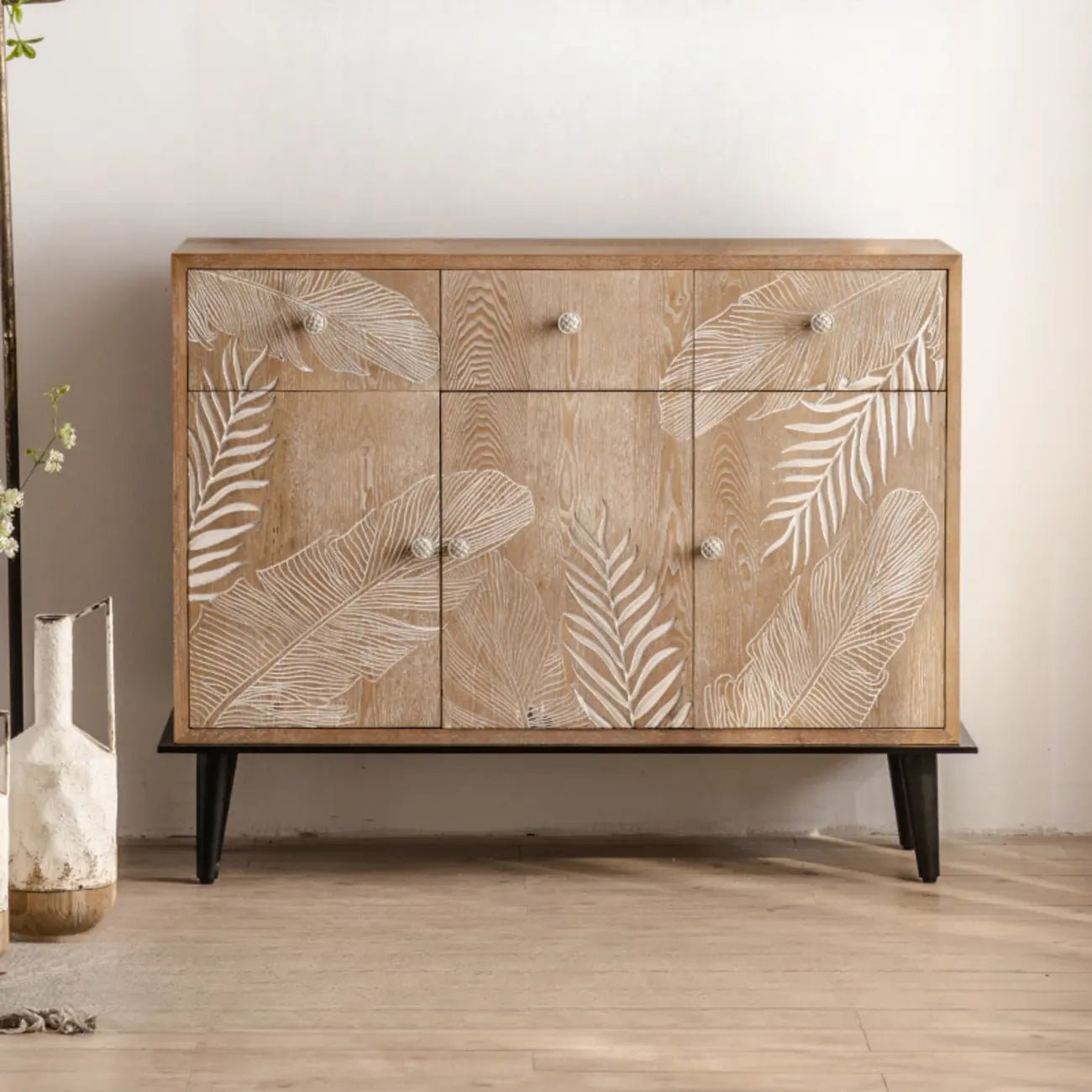 Meuble de salon en bois de style campagnard français avec motifs de feuilles