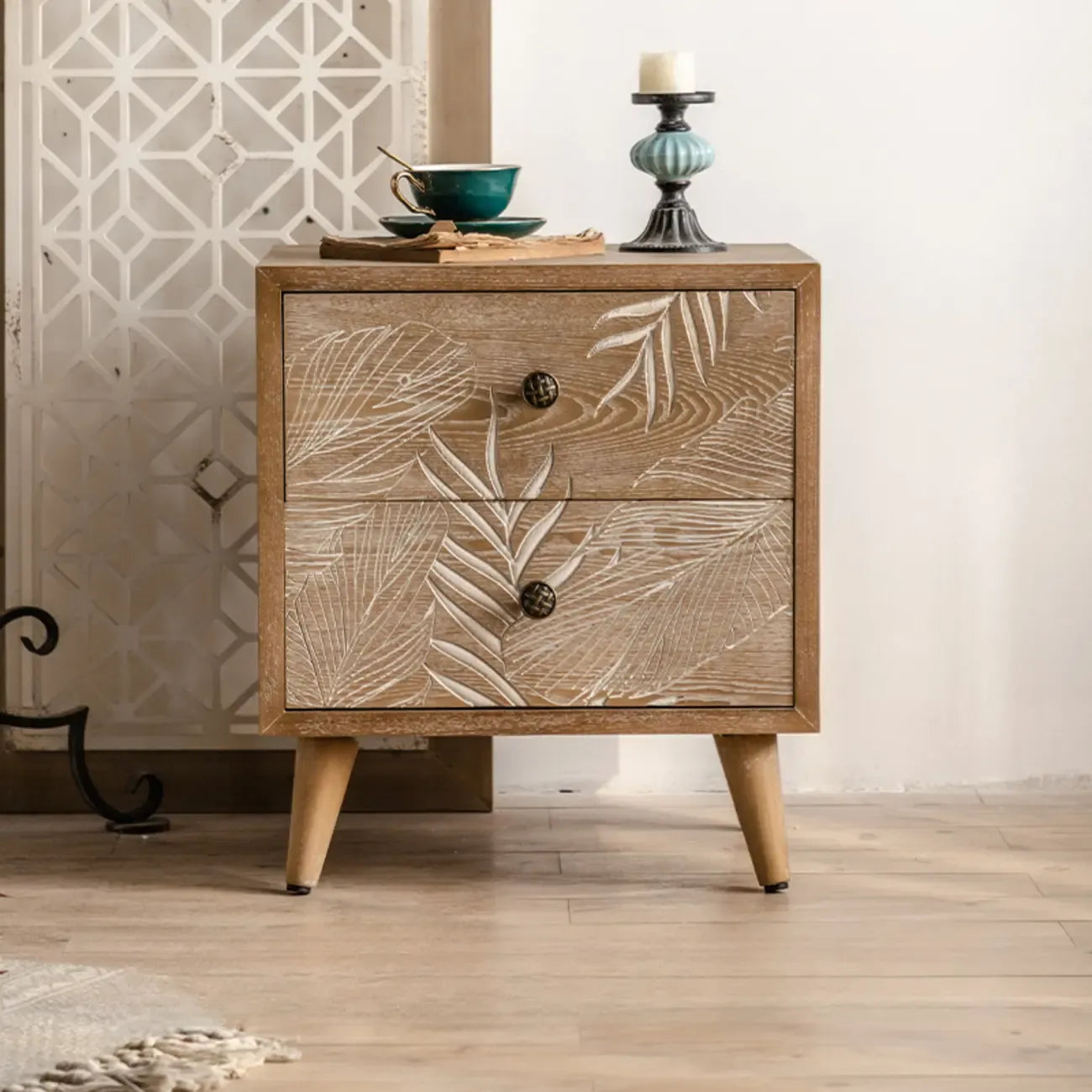 Meuble de salon en bois de style campagnard français avec motifs de feuilles