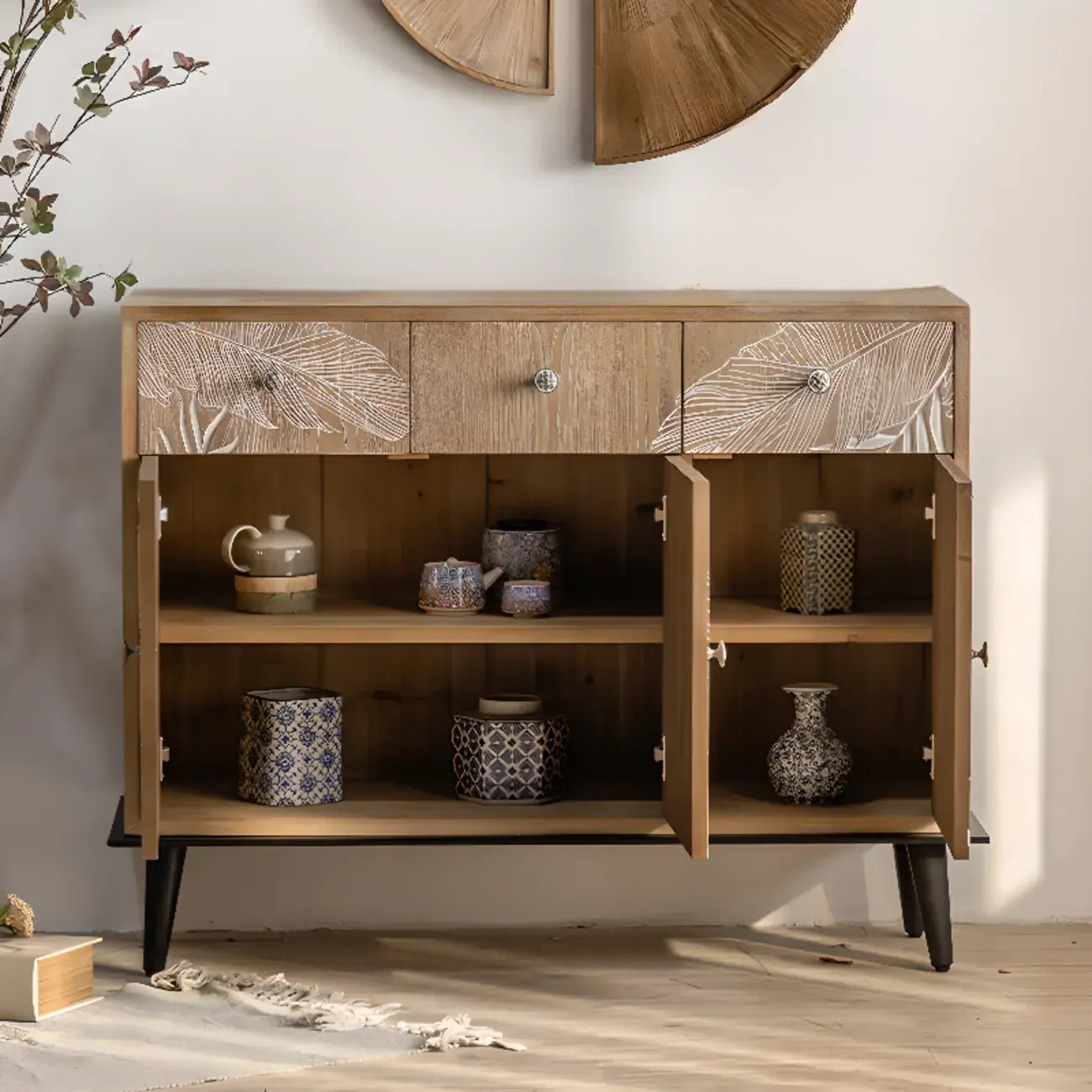 Meuble de salon en bois de style campagnard français avec motifs de feuilles