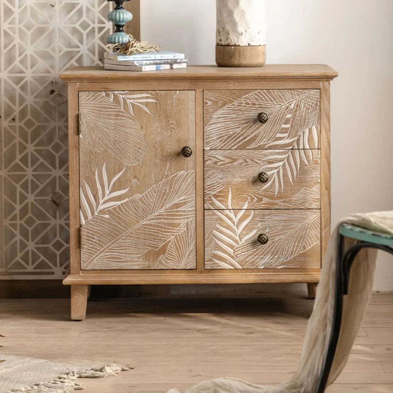 Meuble de salon en bois de style campagnard français avec motifs de feuilles