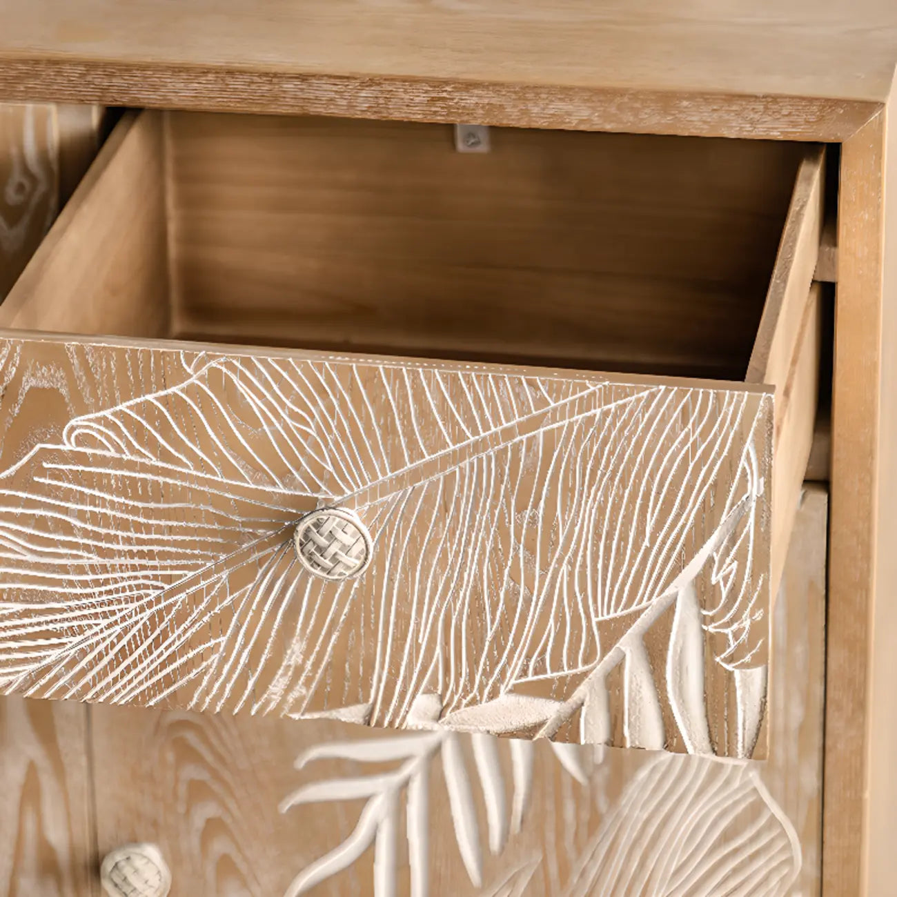 Meuble de salon en bois de style campagnard français avec motifs de feuilles