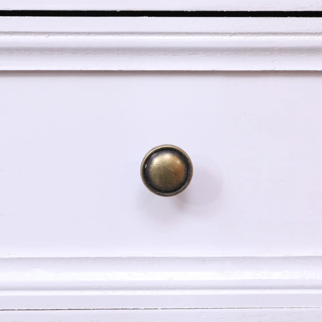 Meuble d'appoint rustique en bois blanc avec plusieurs tiroirs