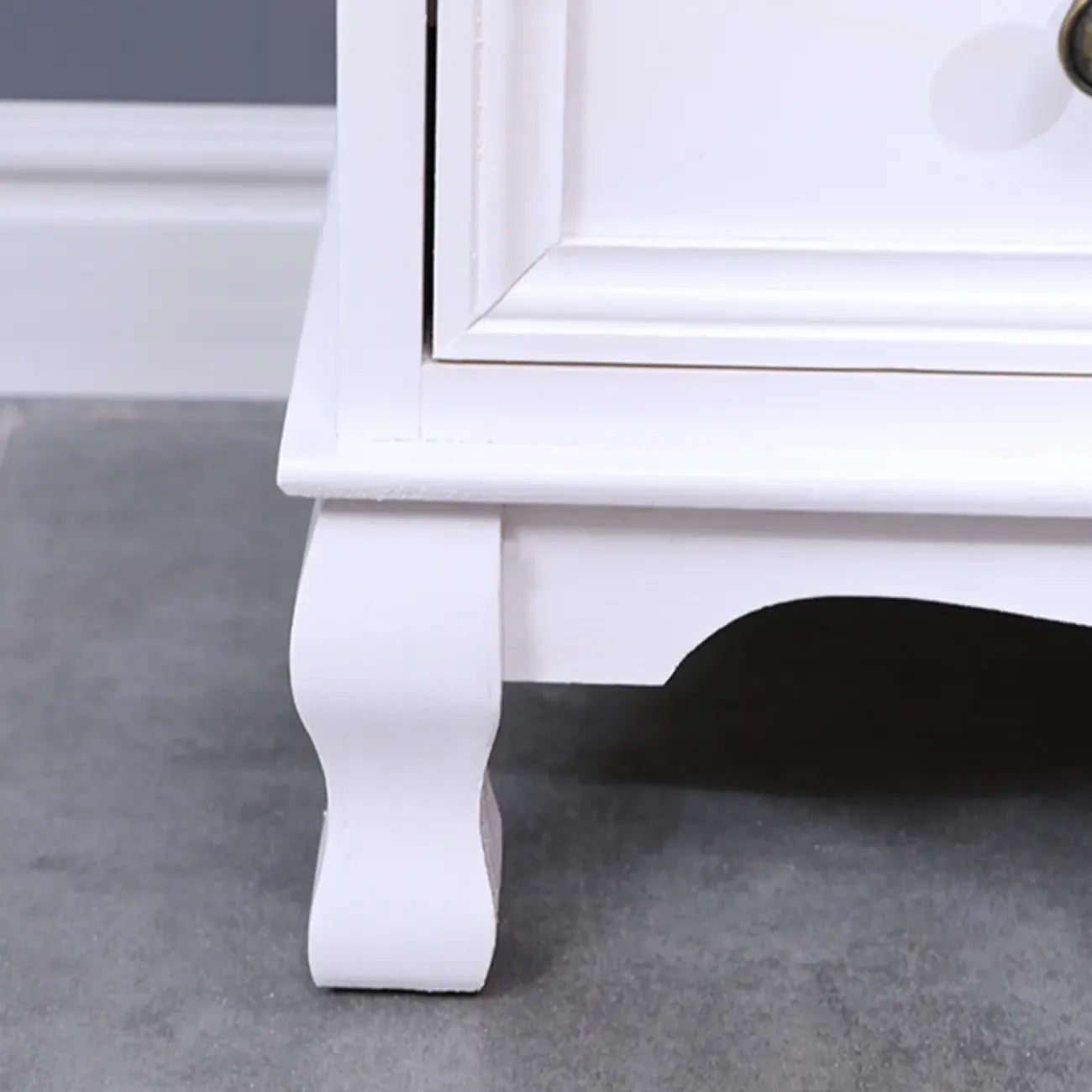 Meuble d'appoint rustique en bois blanc avec plusieurs tiroirs