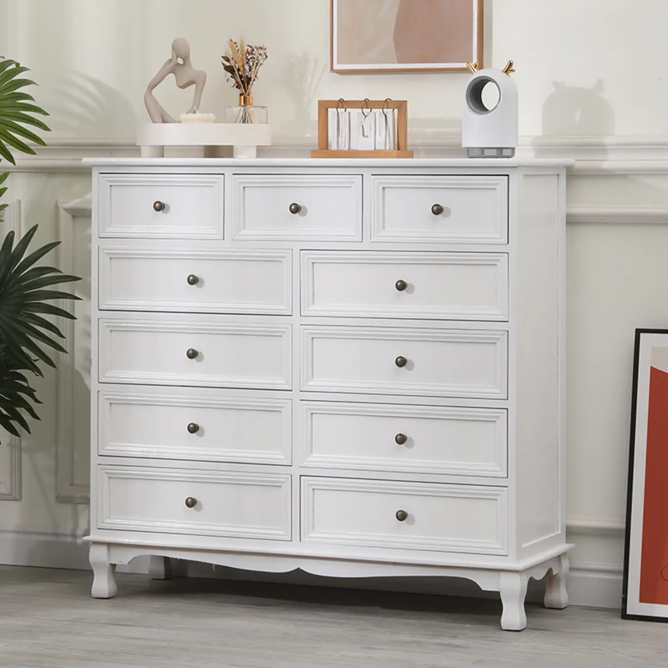 Meuble d'appoint rustique en bois blanc avec plusieurs tiroirs