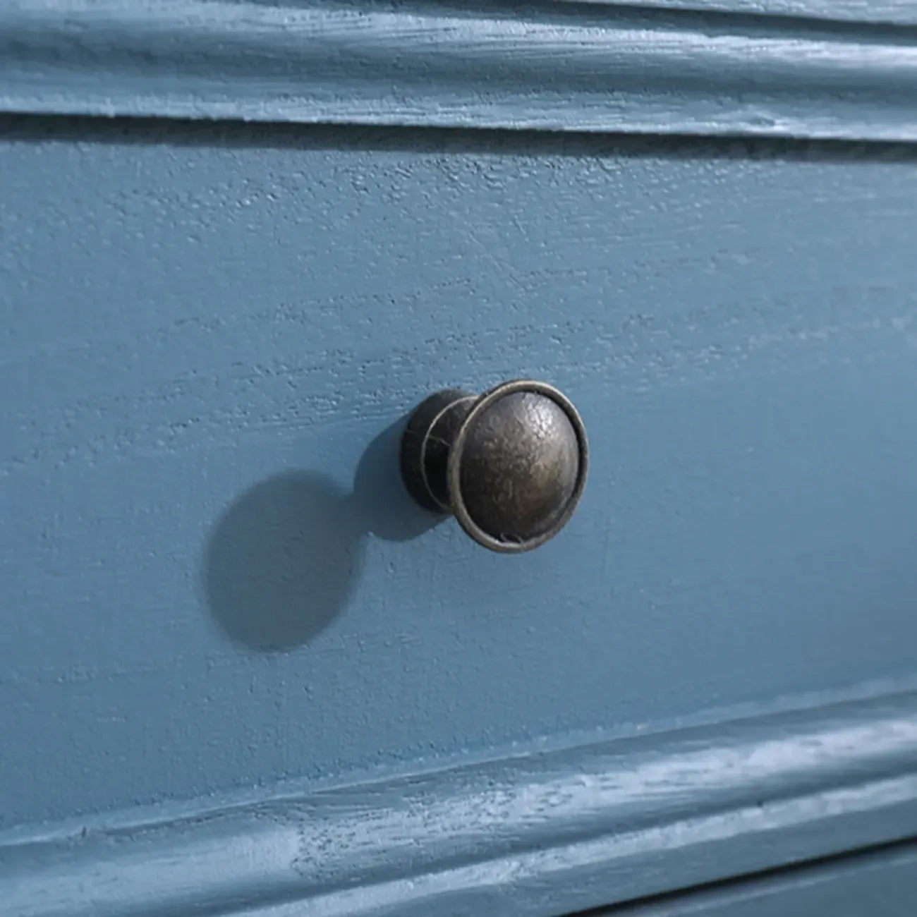 Meuble d'appoint rustique en bois blanc avec plusieurs tiroirs