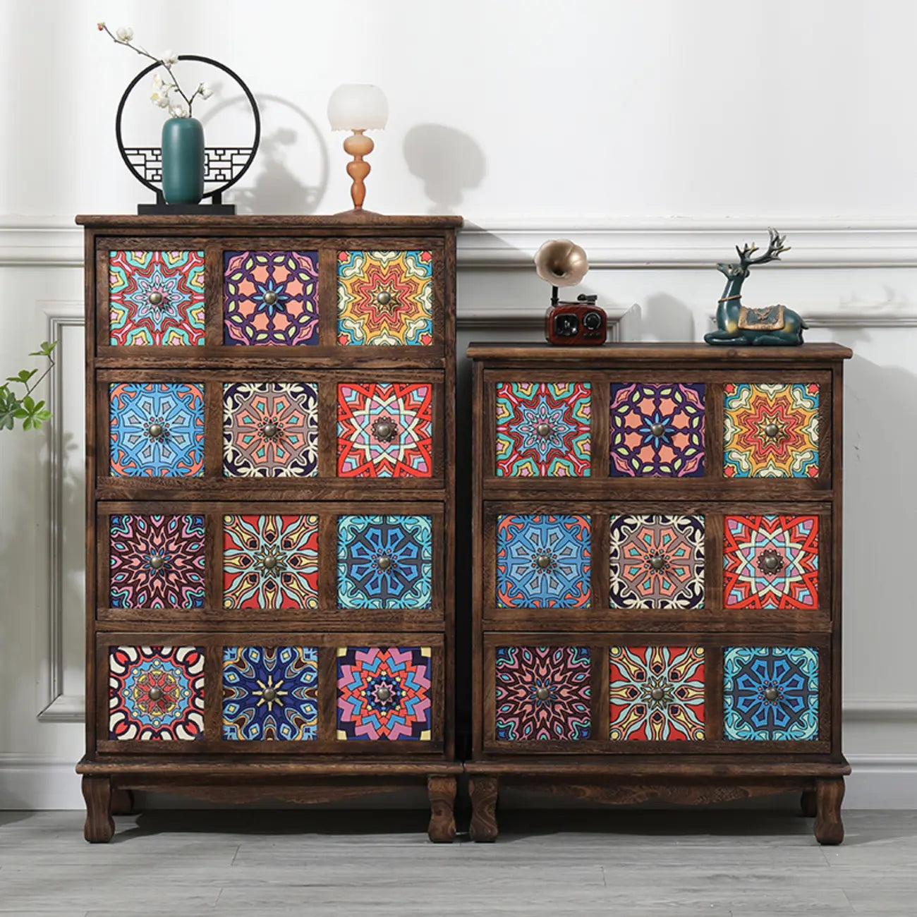 Armoire de rangement en bois brun de style campagnard français avec tiroirs
