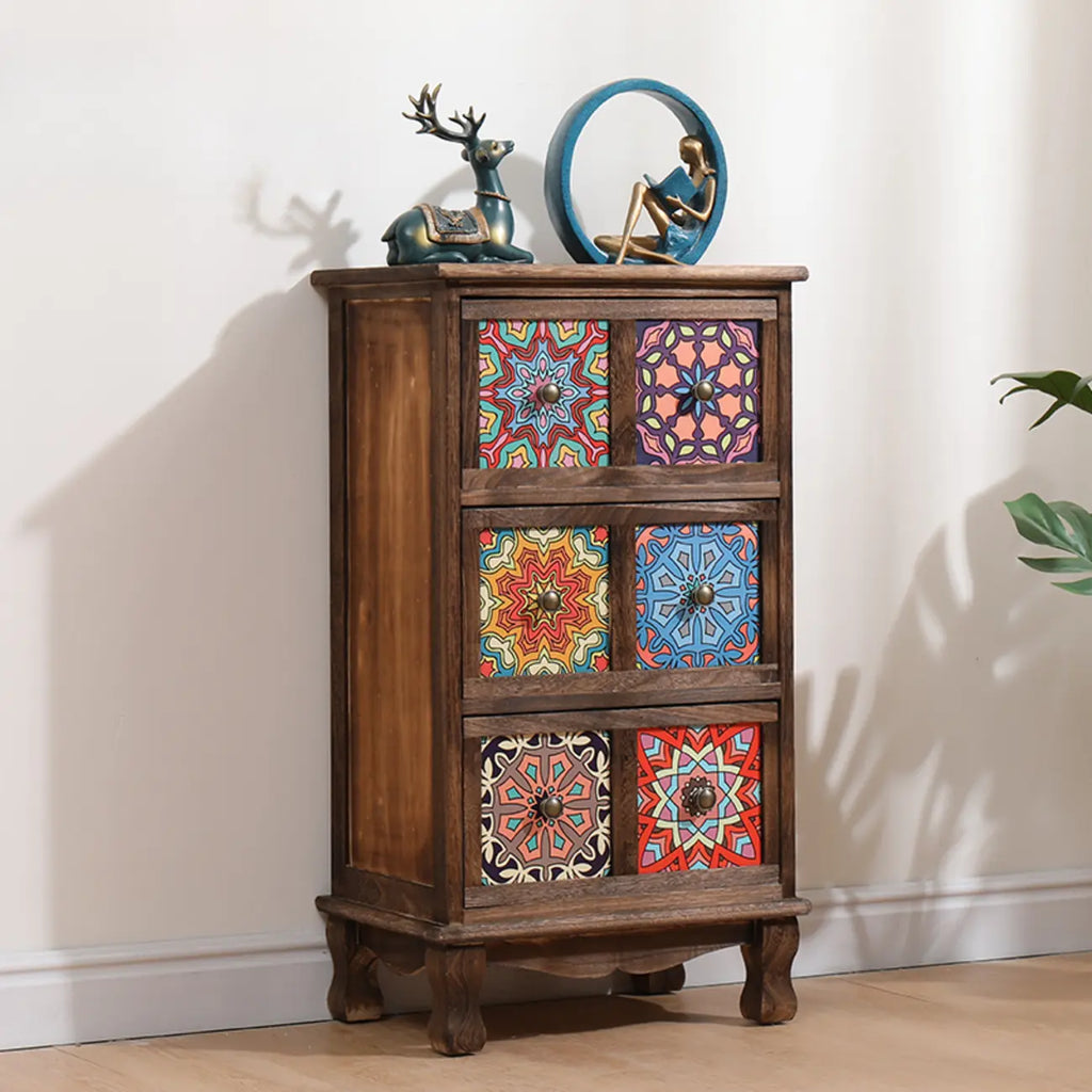 Armoire de rangement en bois brun de style campagnard français avec tiroirs