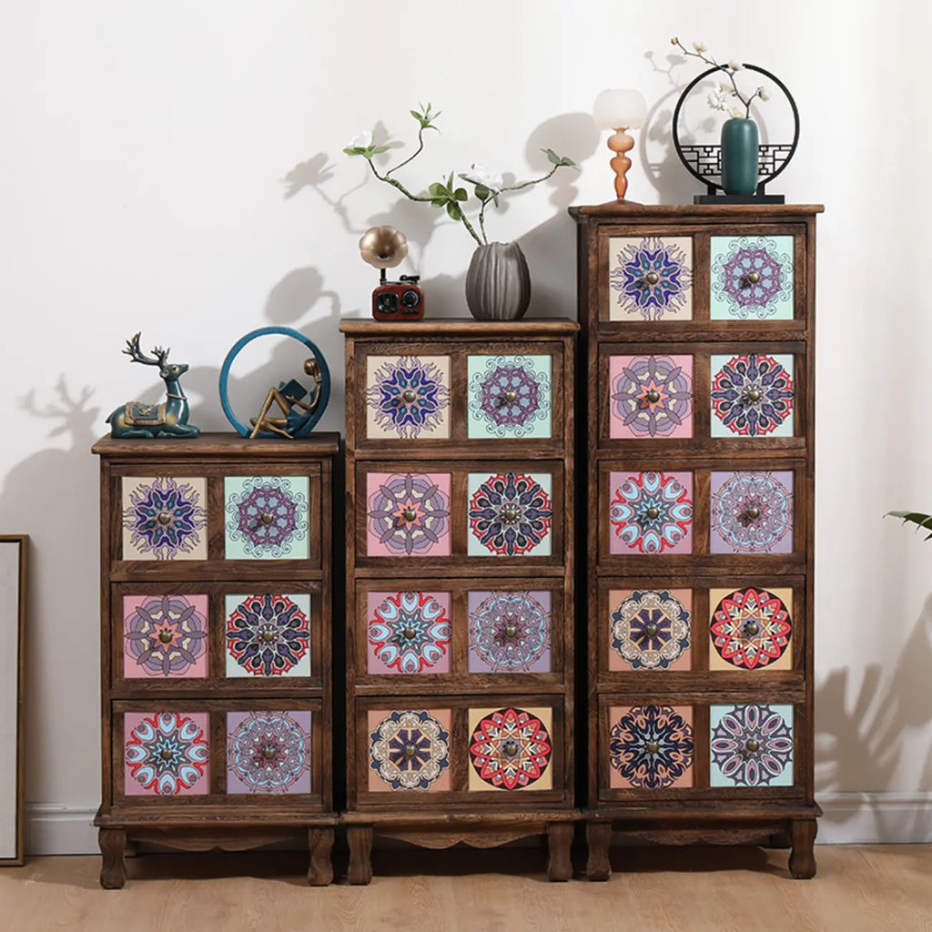 Armoire de rangement en bois brun de style campagnard français avec tiroirs