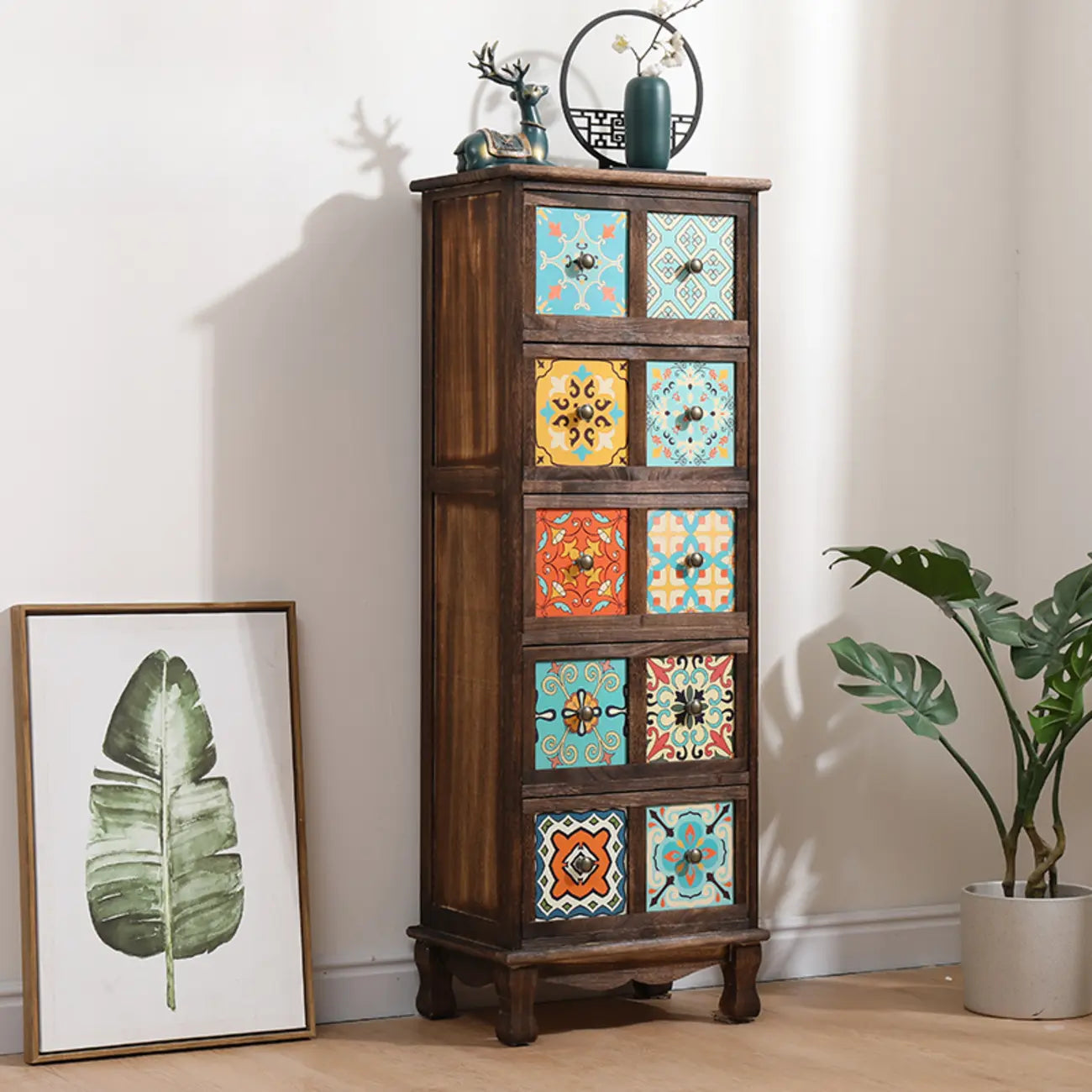 Armoire de rangement en bois brun de style campagnard français avec tiroirs