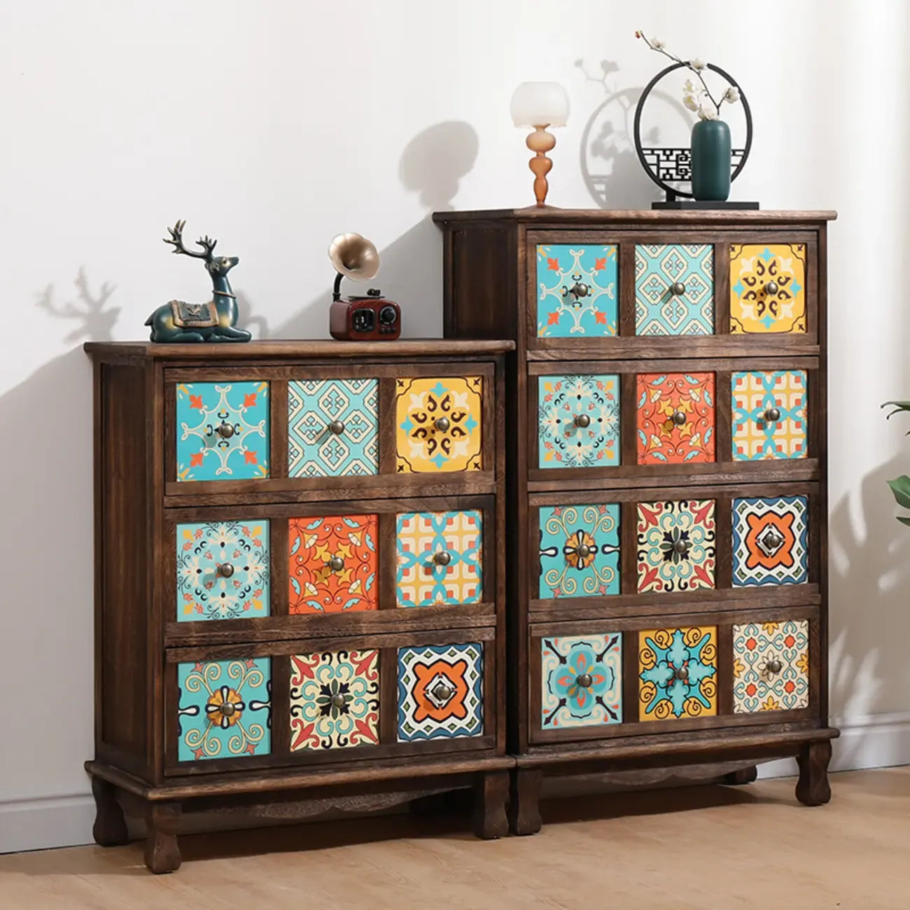 Armoire de rangement en bois brun de style campagnard français avec tiroirs