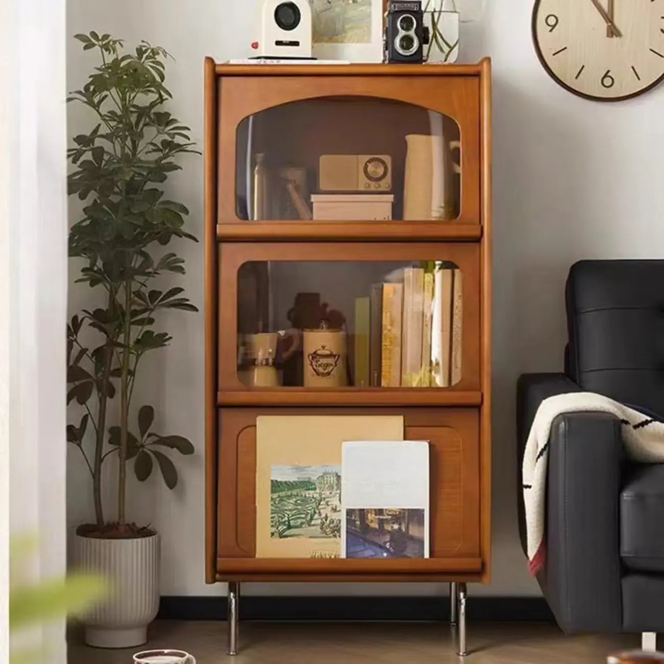 Cassettiera moderna ad accento in pino marrone da 50" con anta in vetro