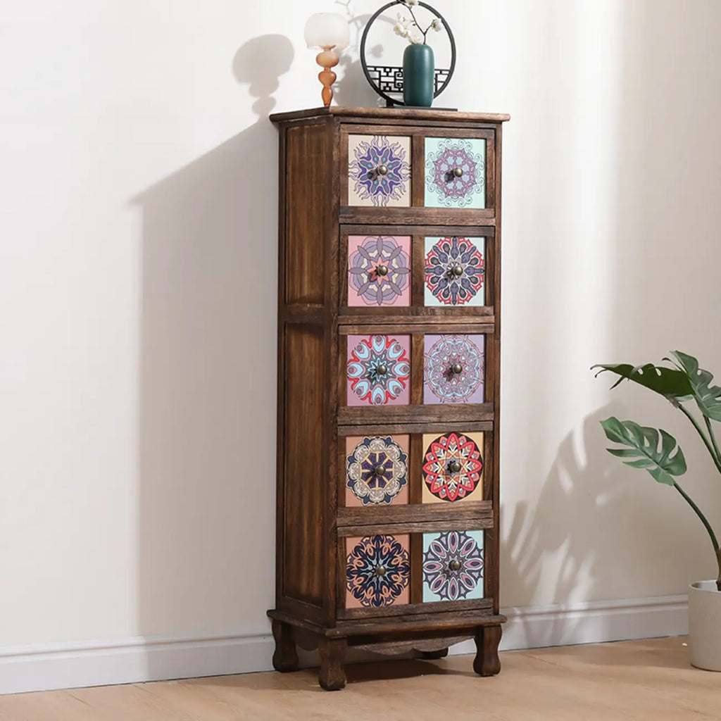 Armoire de rangement en bois brun de style campagnard français avec tiroirs