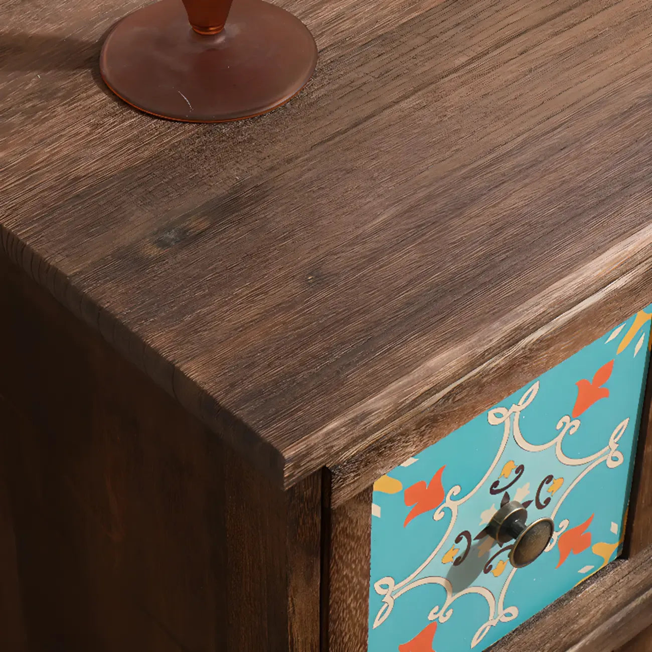 Armoire de rangement en bois brun de style campagnard français avec tiroirs