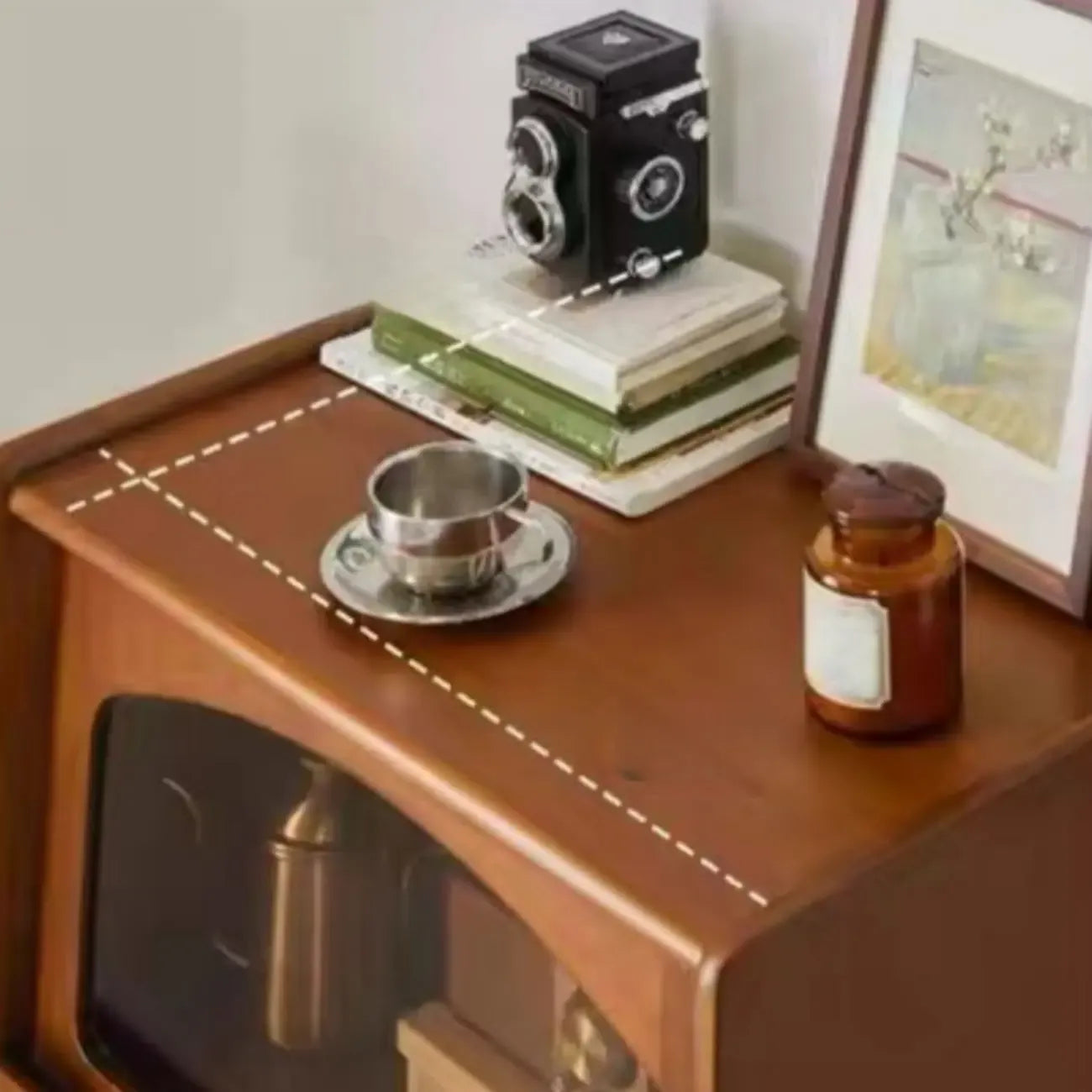 Cassettiera moderna ad accento in pino marrone da 50" con anta in vetro