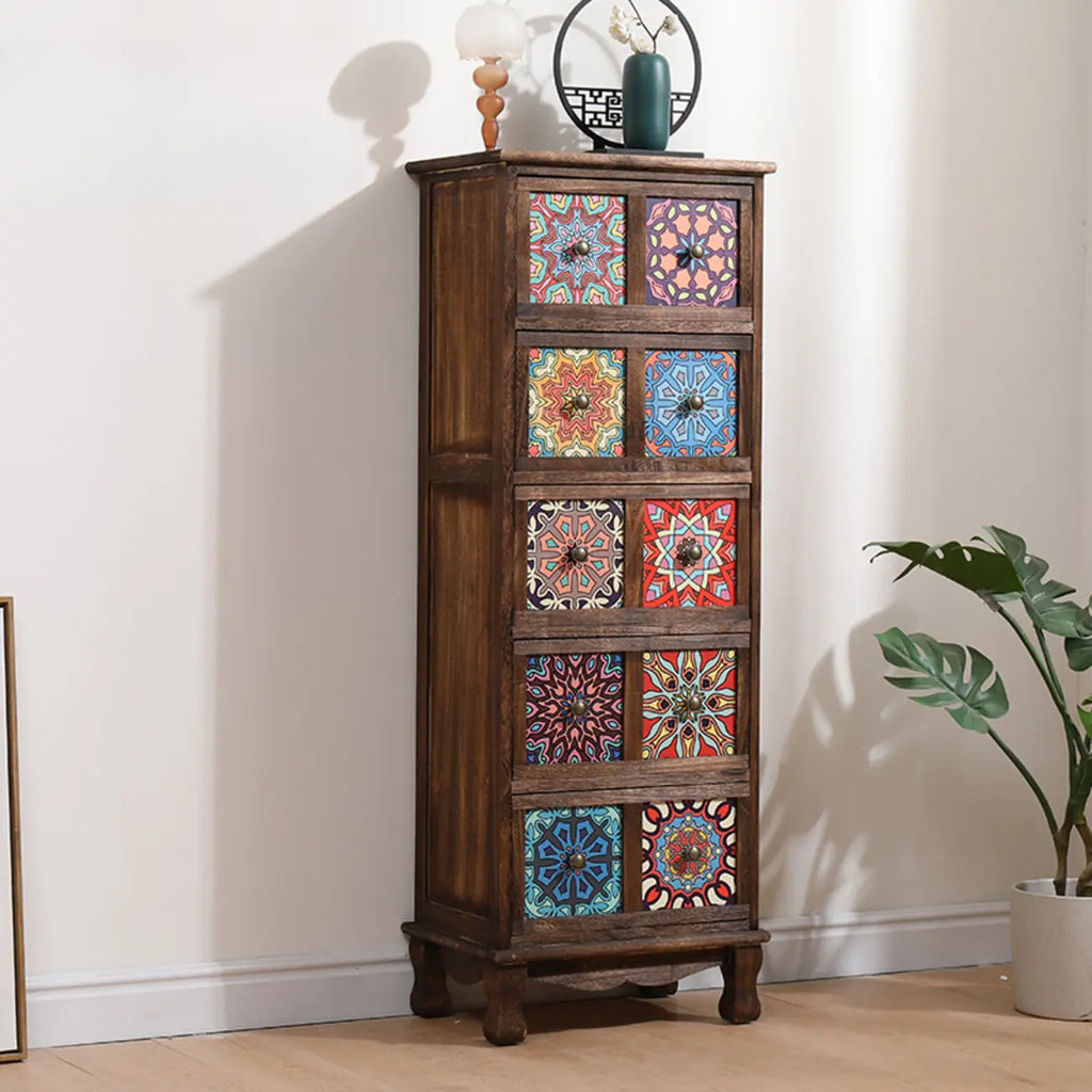 Armoire de rangement en bois brun de style campagnard français avec tiroirs