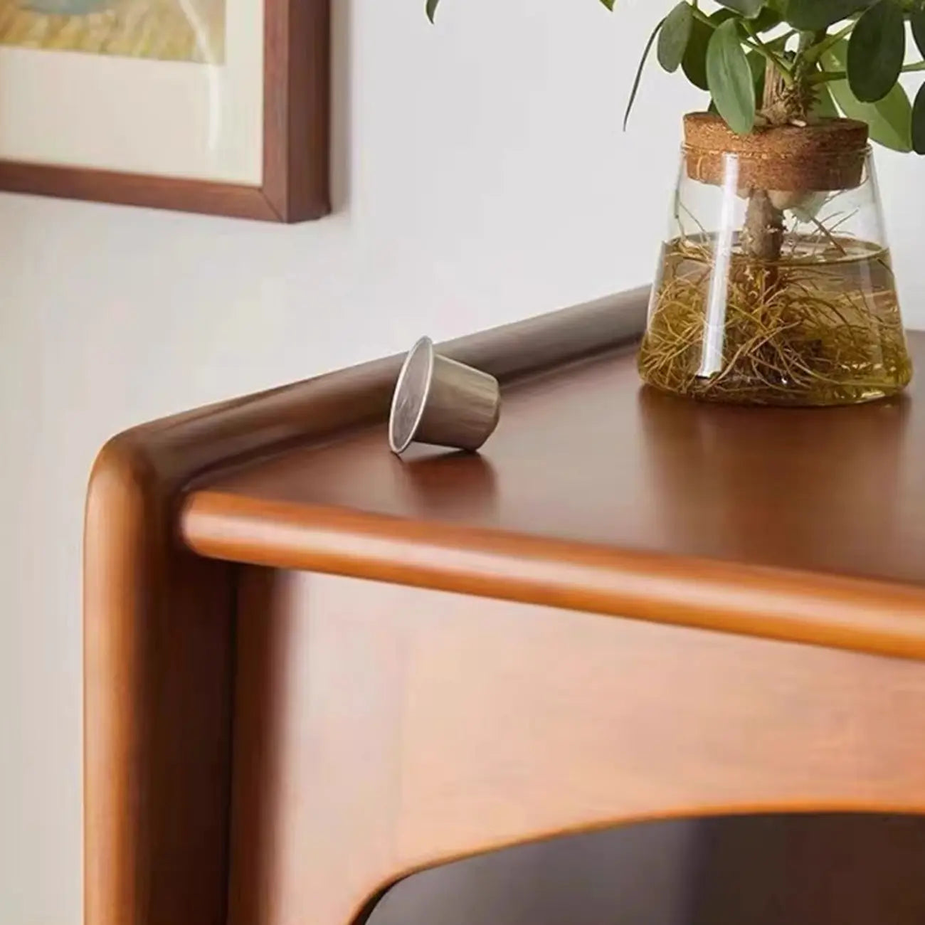 Cassettiera moderna ad accento in pino marrone da 50" con anta in vetro