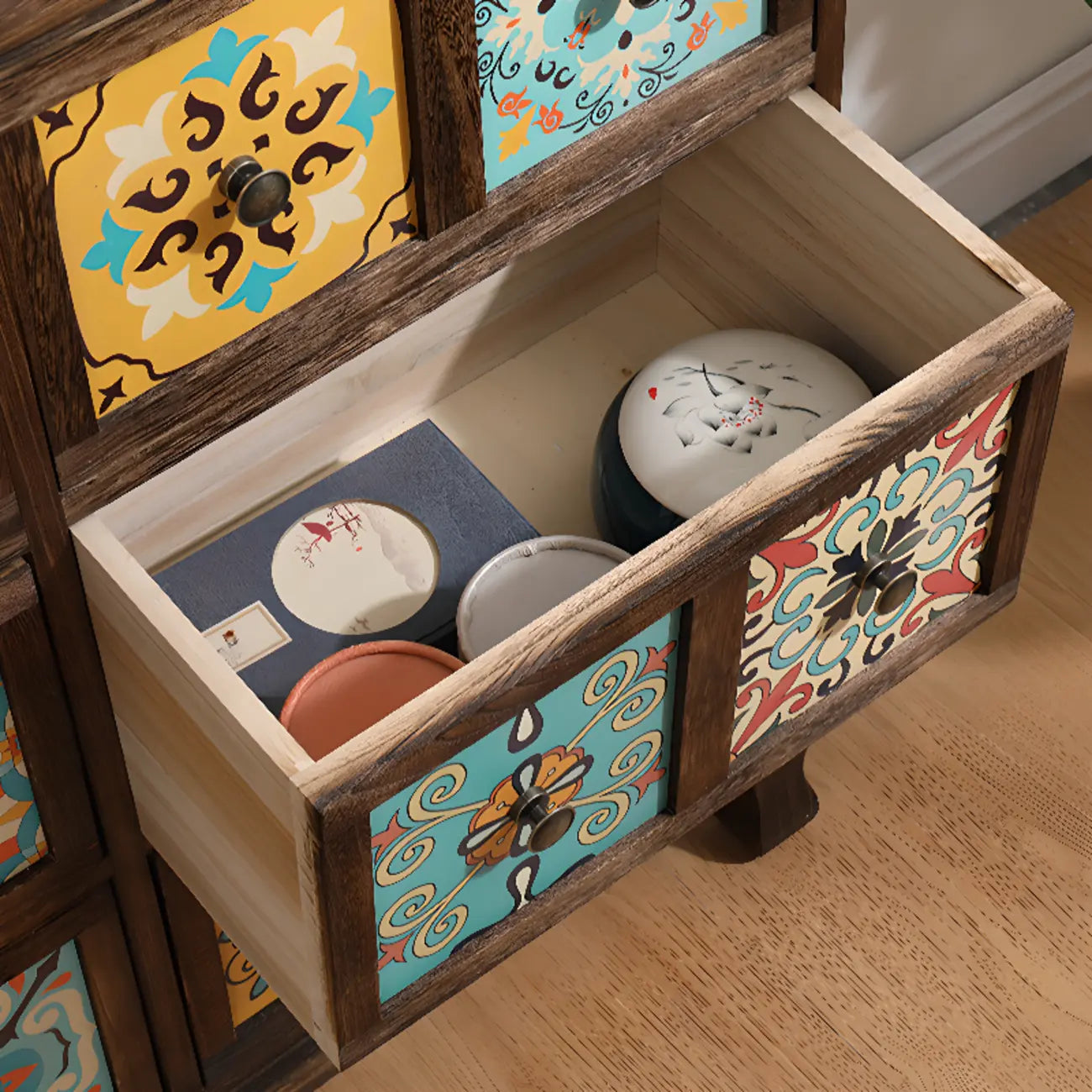 Armoire de rangement en bois brun de style campagnard français avec tiroirs
