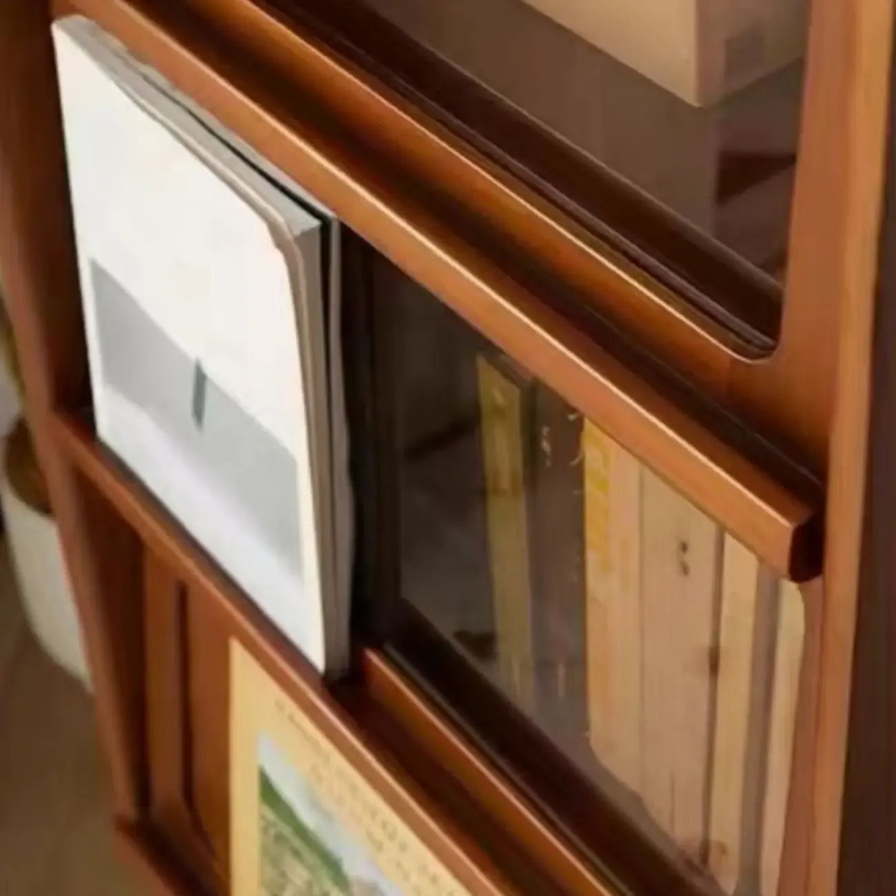 Cassettiera moderna ad accento in pino marrone da 50" con anta in vetro