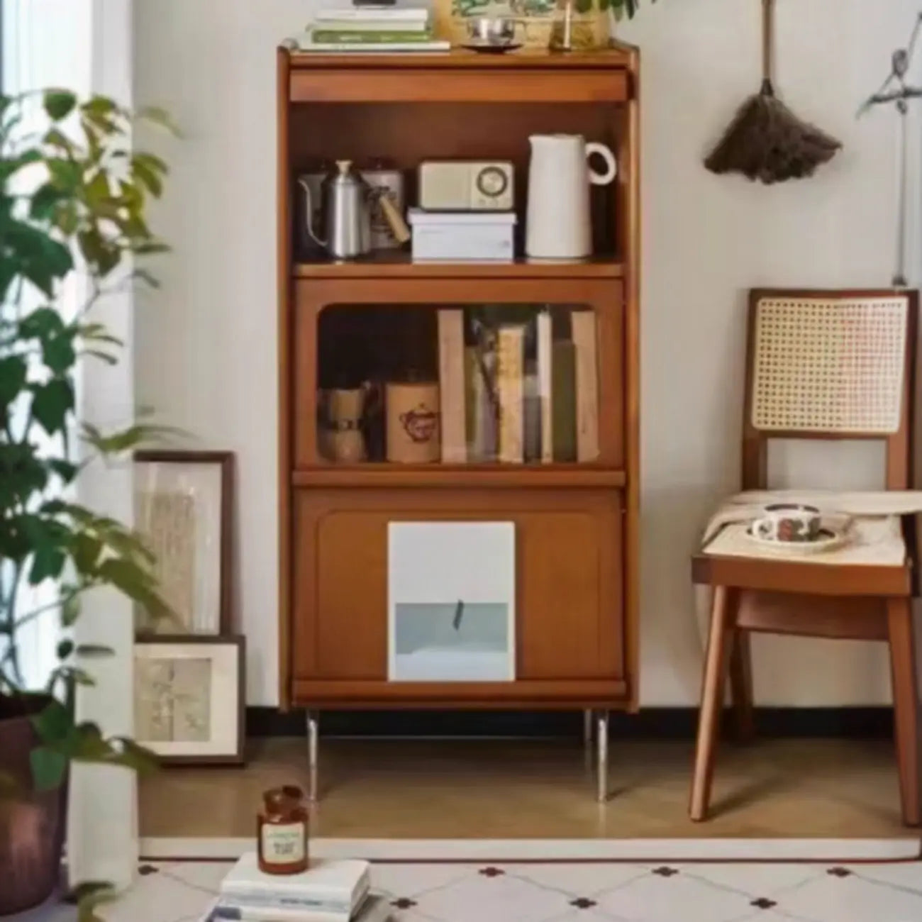 Cassettiera moderna ad accento in pino marrone da 50" con anta in vetro