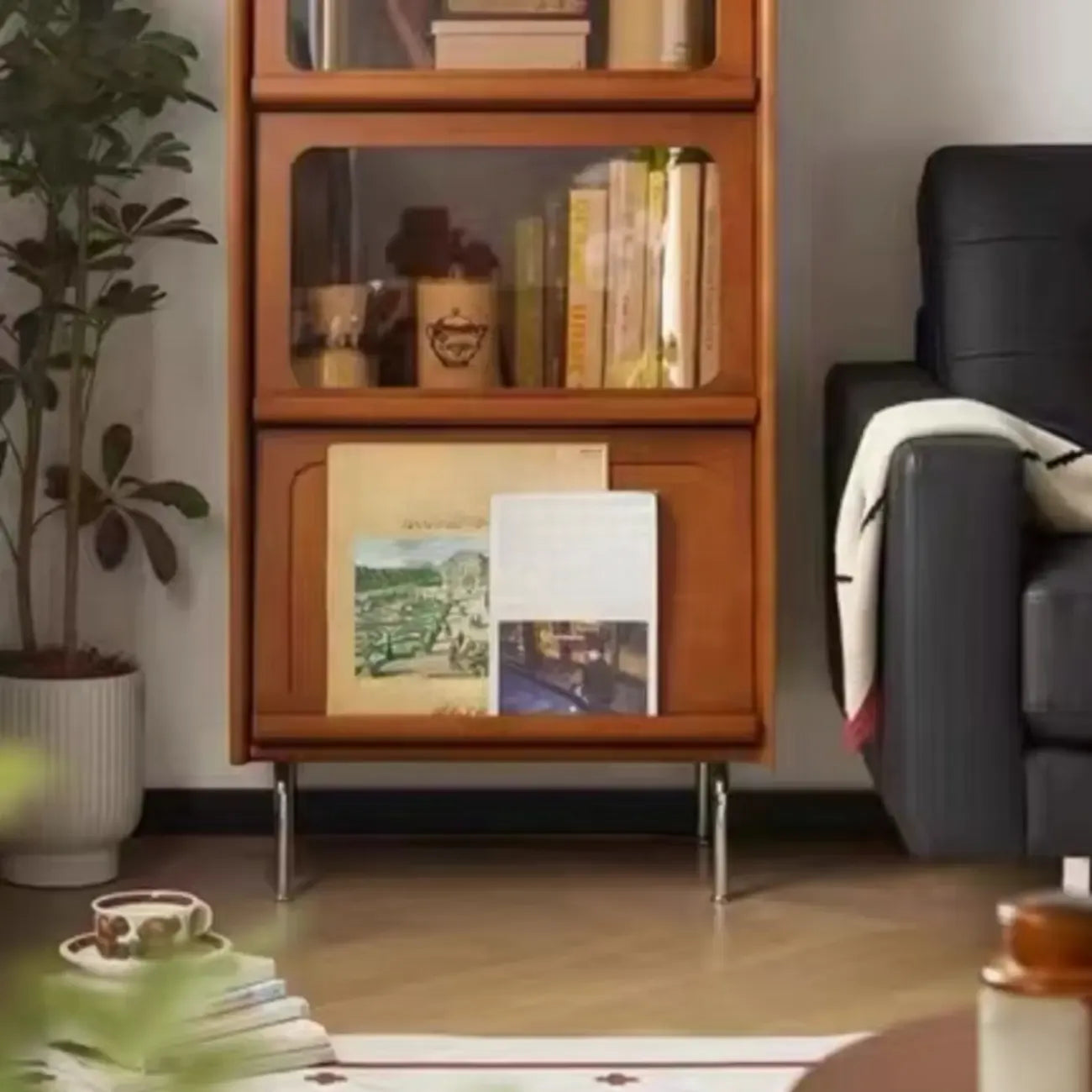 Cassettiera moderna ad accento in pino marrone da 50" con anta in vetro