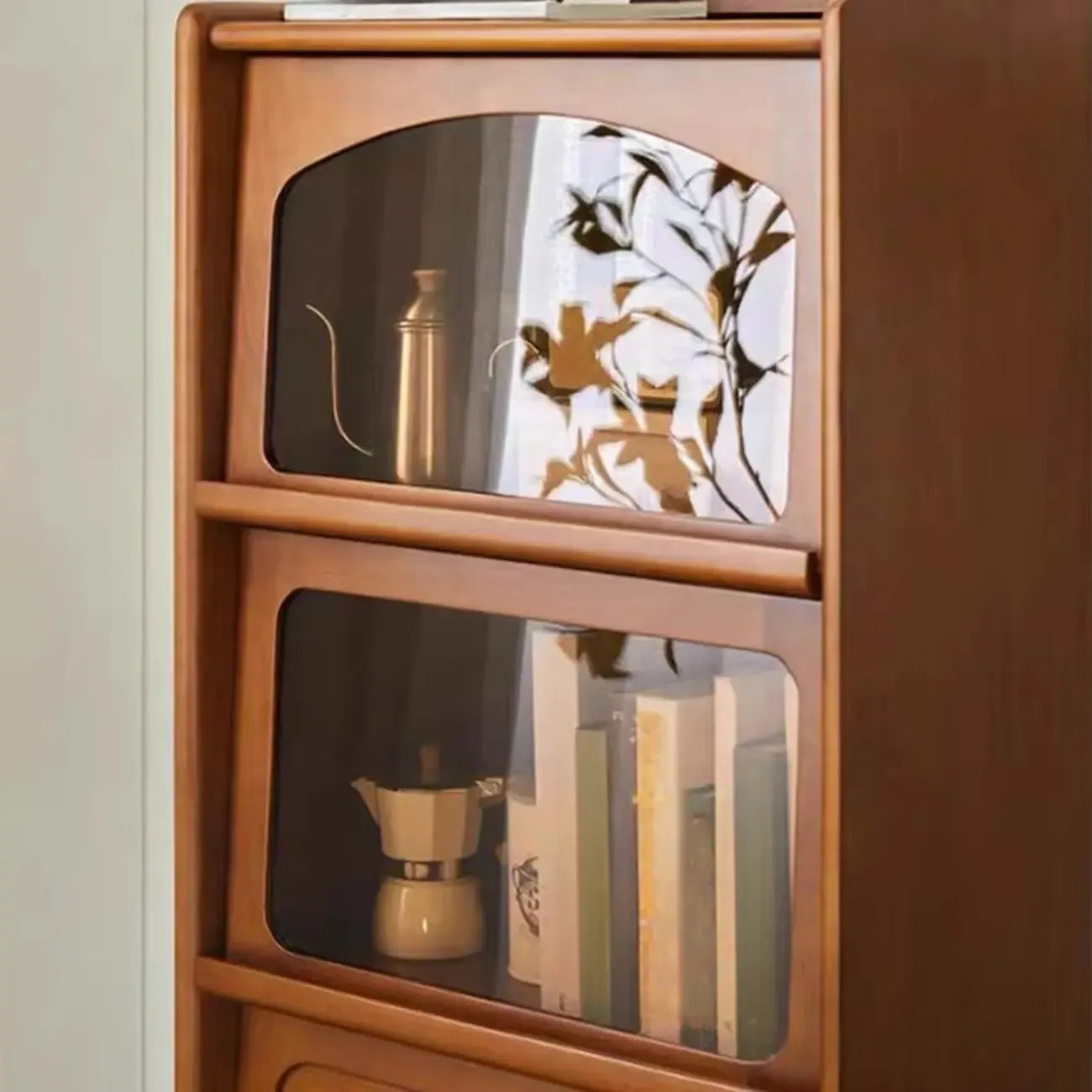 Cassettiera moderna ad accento in pino marrone da 50" con anta in vetro