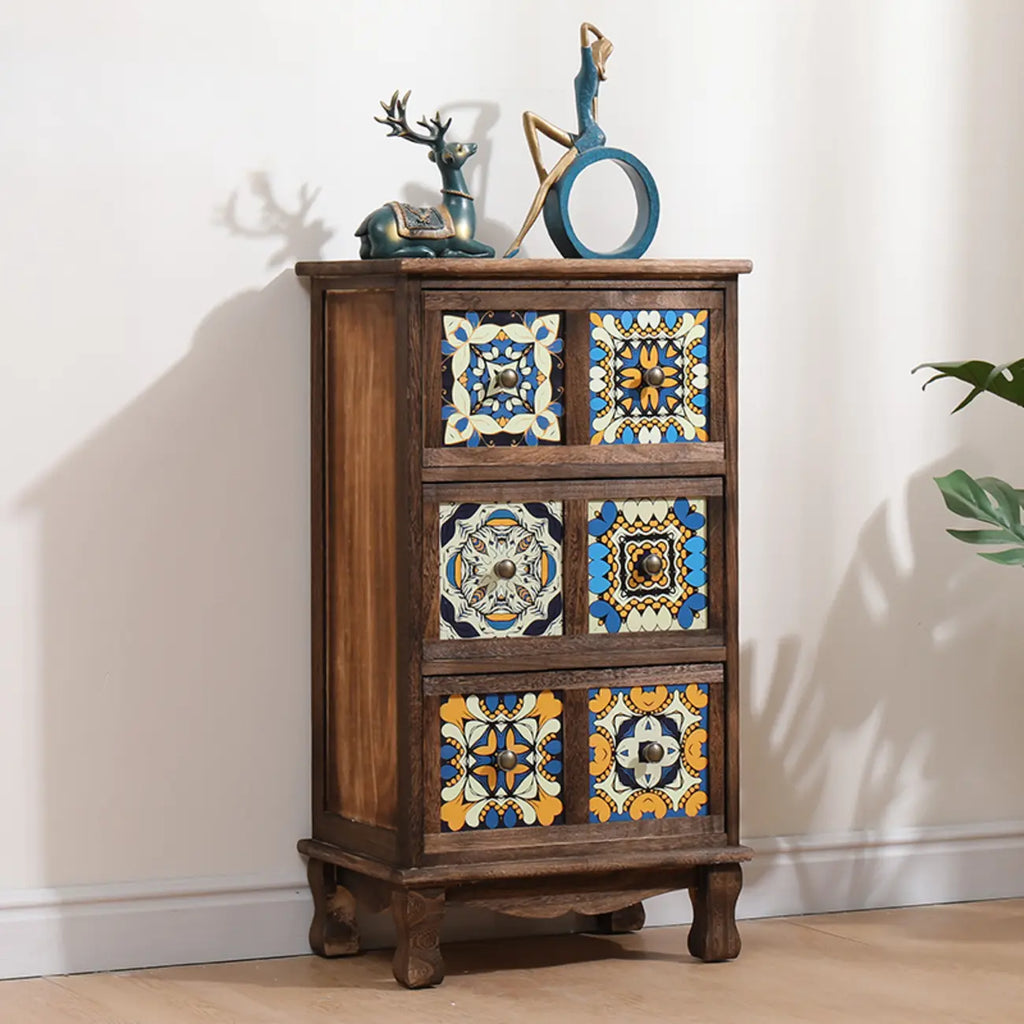 Armoire de rangement en bois brun de style campagnard français avec tiroirs