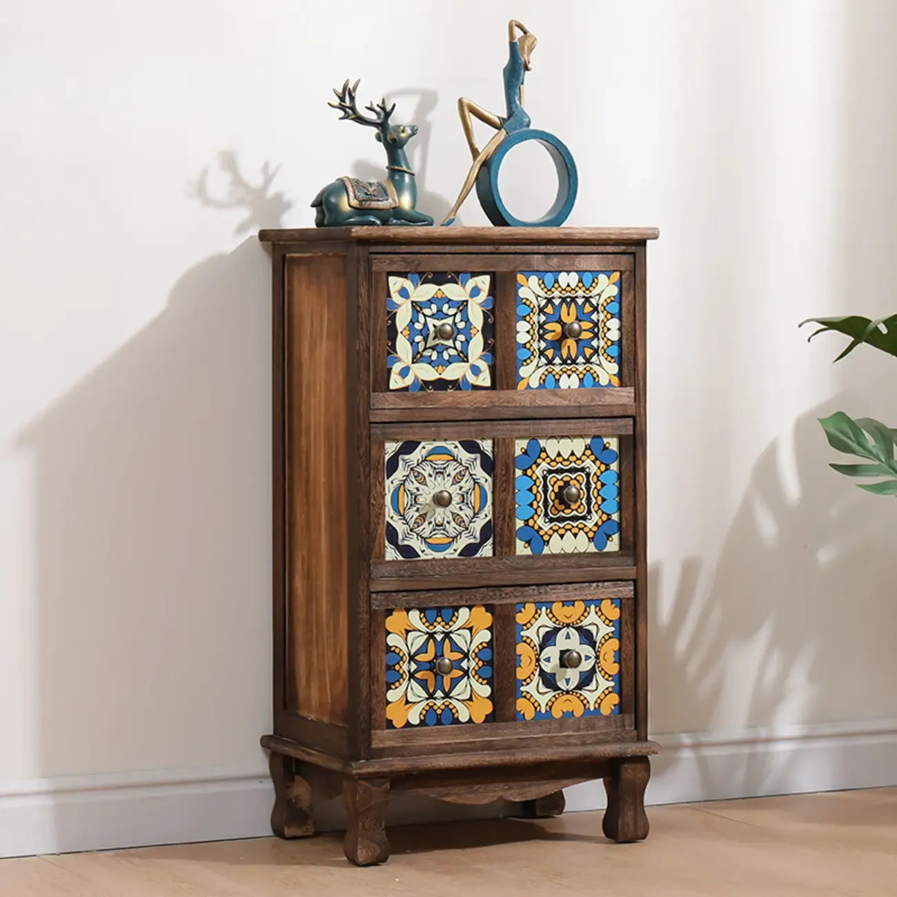 Armoire de rangement en bois brun de style campagnard français avec tiroirs