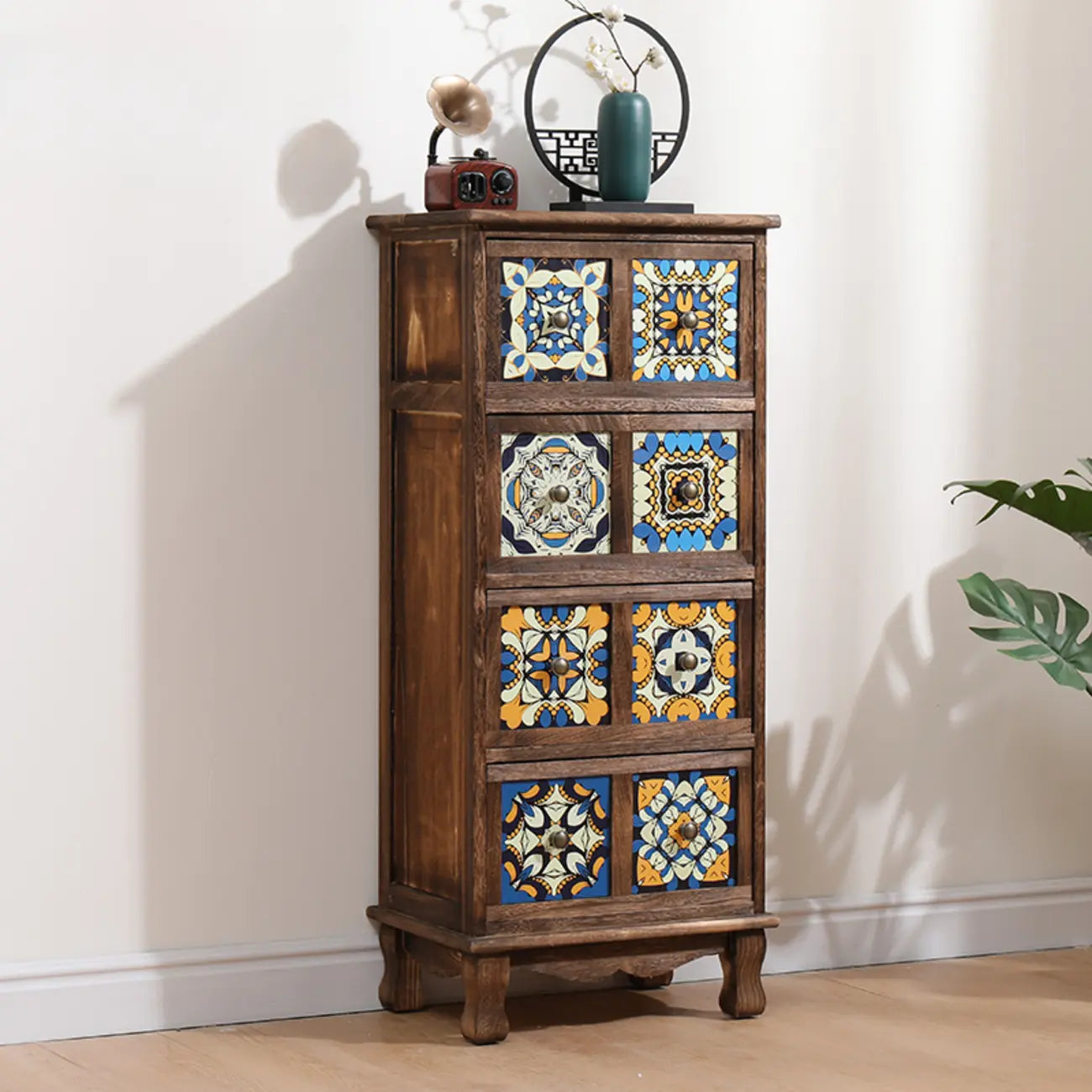 Armoire de rangement en bois brun de style campagnard français avec tiroirs
