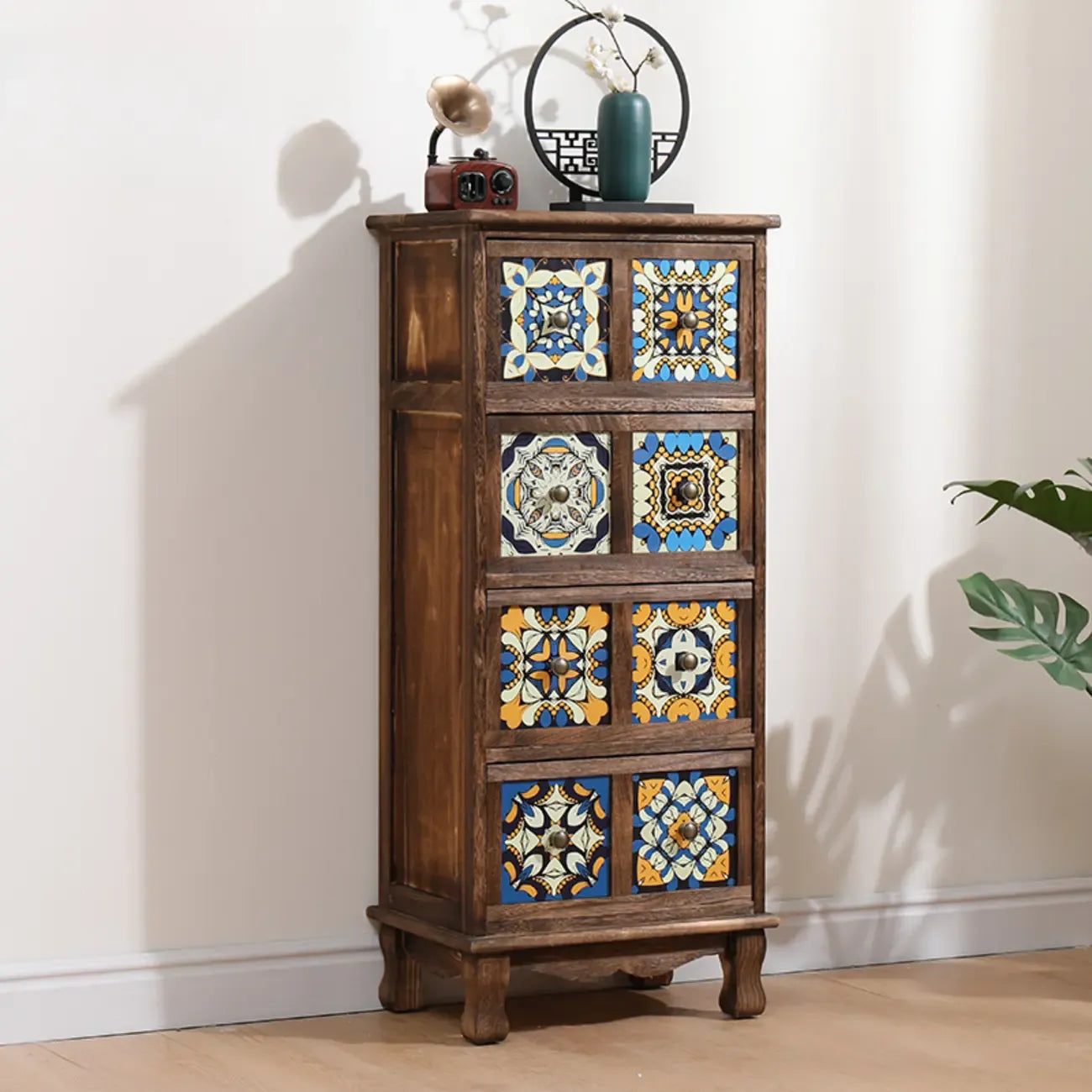 Armoire de rangement en bois brun de style campagnard français avec tiroirs
