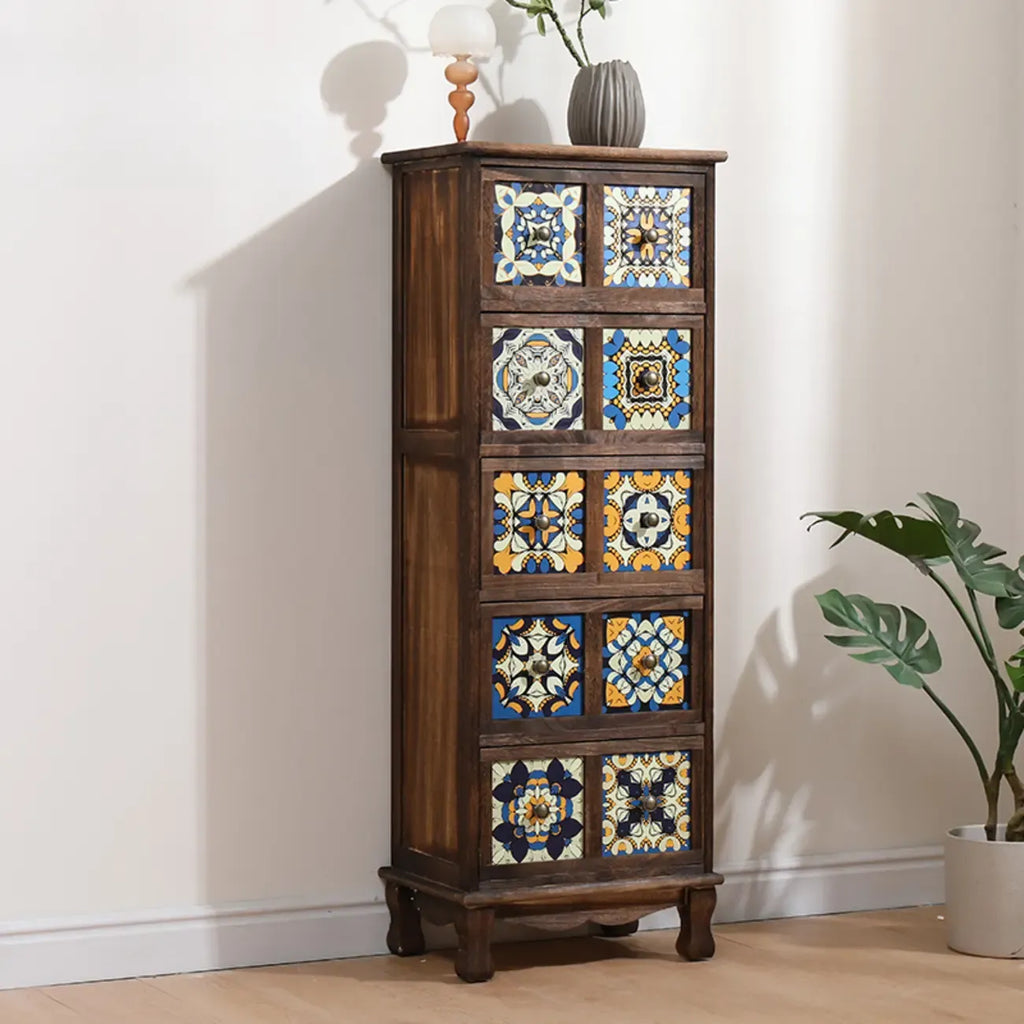 Armoire de rangement en bois brun de style campagnard français avec tiroirs
