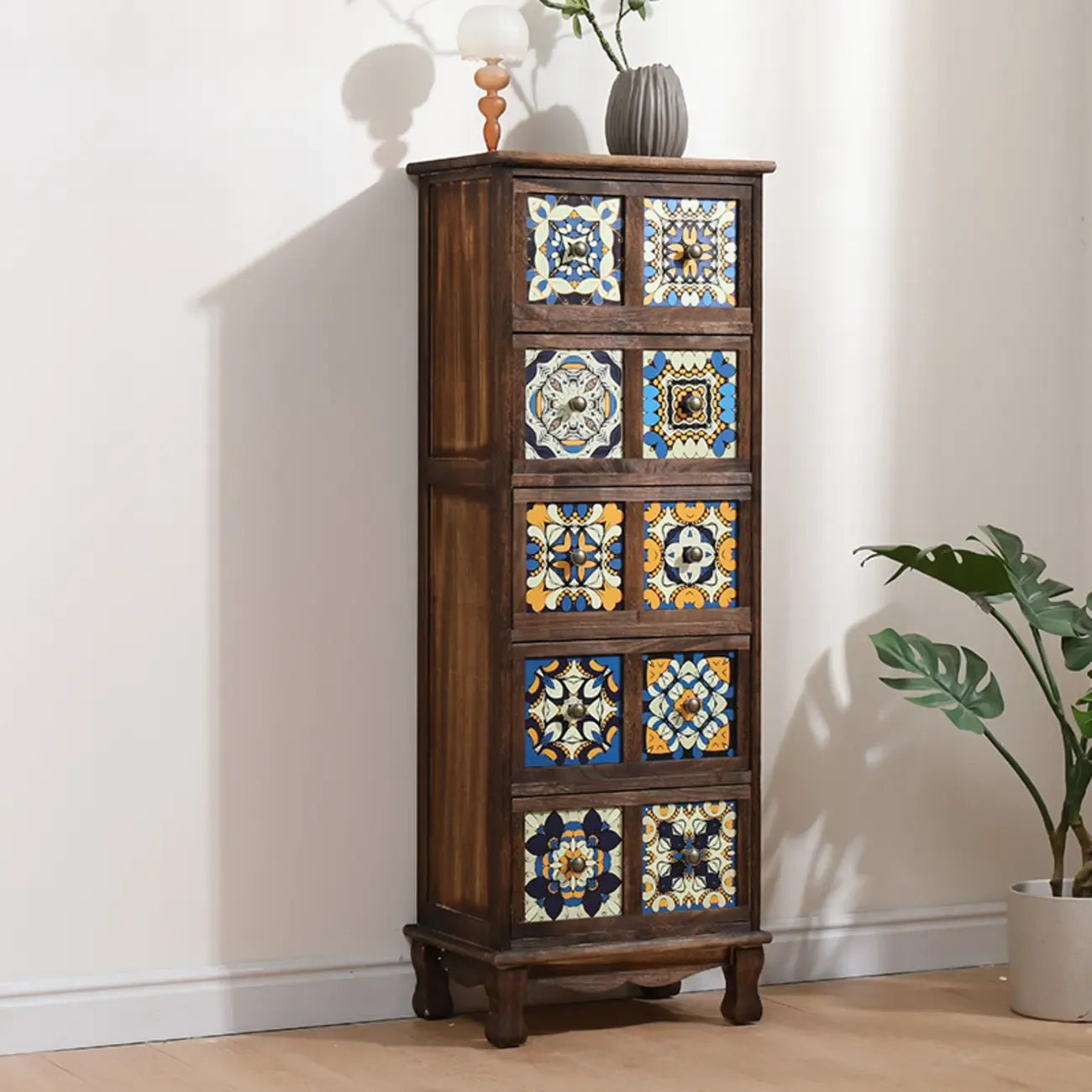 Armoire de rangement en bois brun de style campagnard français avec tiroirs