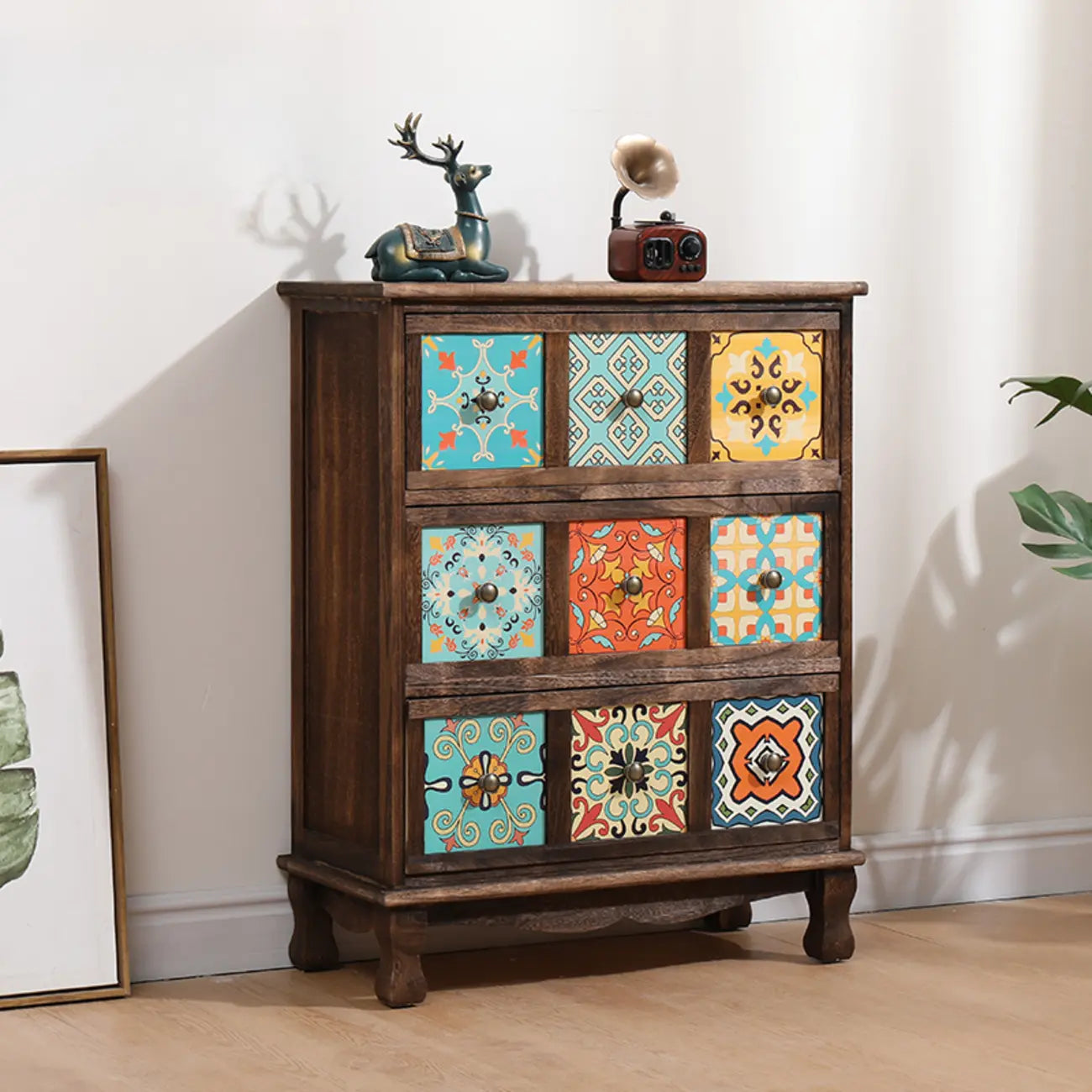 Armoire de rangement en bois brun de style campagnard français avec tiroirs