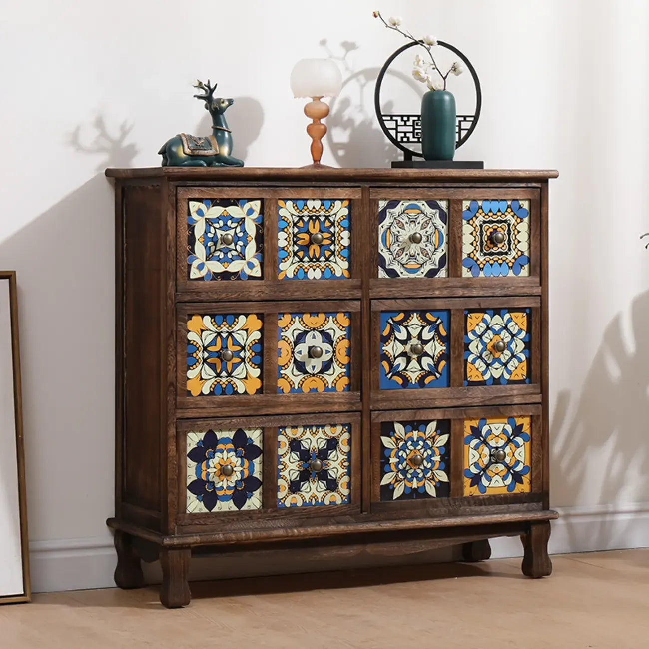 Armoire de rangement en bois brun de style campagnard français avec tiroirs