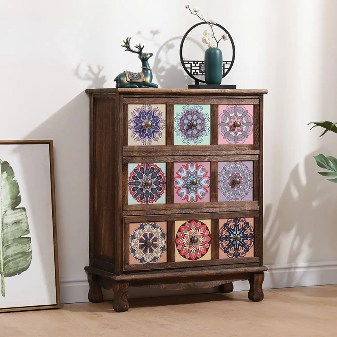 Armoire de rangement en bois brun de style campagnard français avec tiroirs