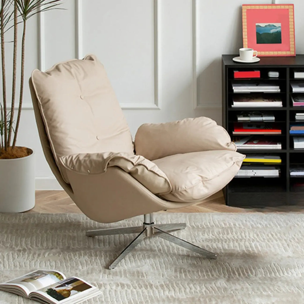 Fauteuil pivotant moderne en cuir beige.