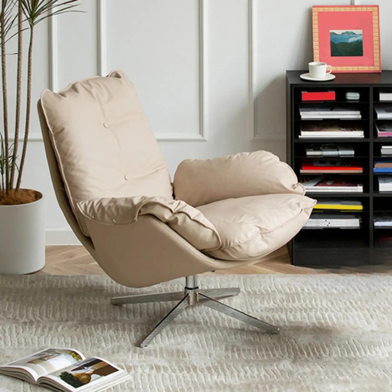Fauteuil pivotant moderne en cuir beige.
