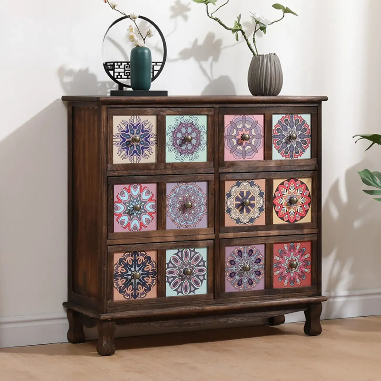 Armoire de rangement en bois brun de style campagnard français avec tiroirs