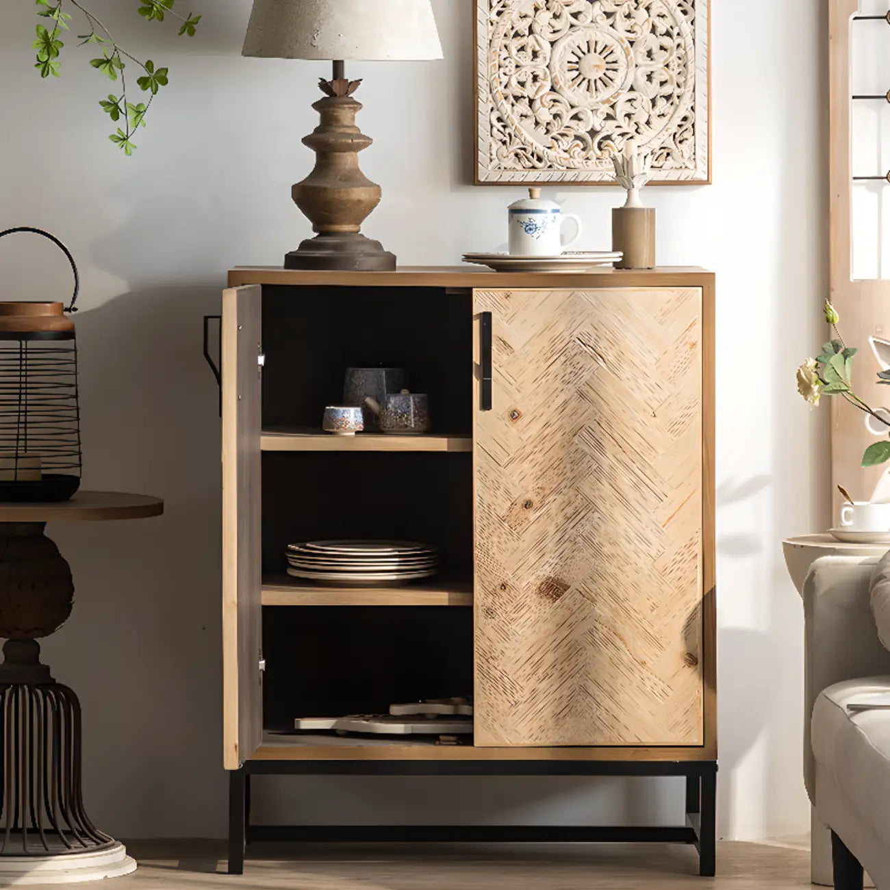 Armoire rustique au fini naturel avec étagère extérieure et porte de grange