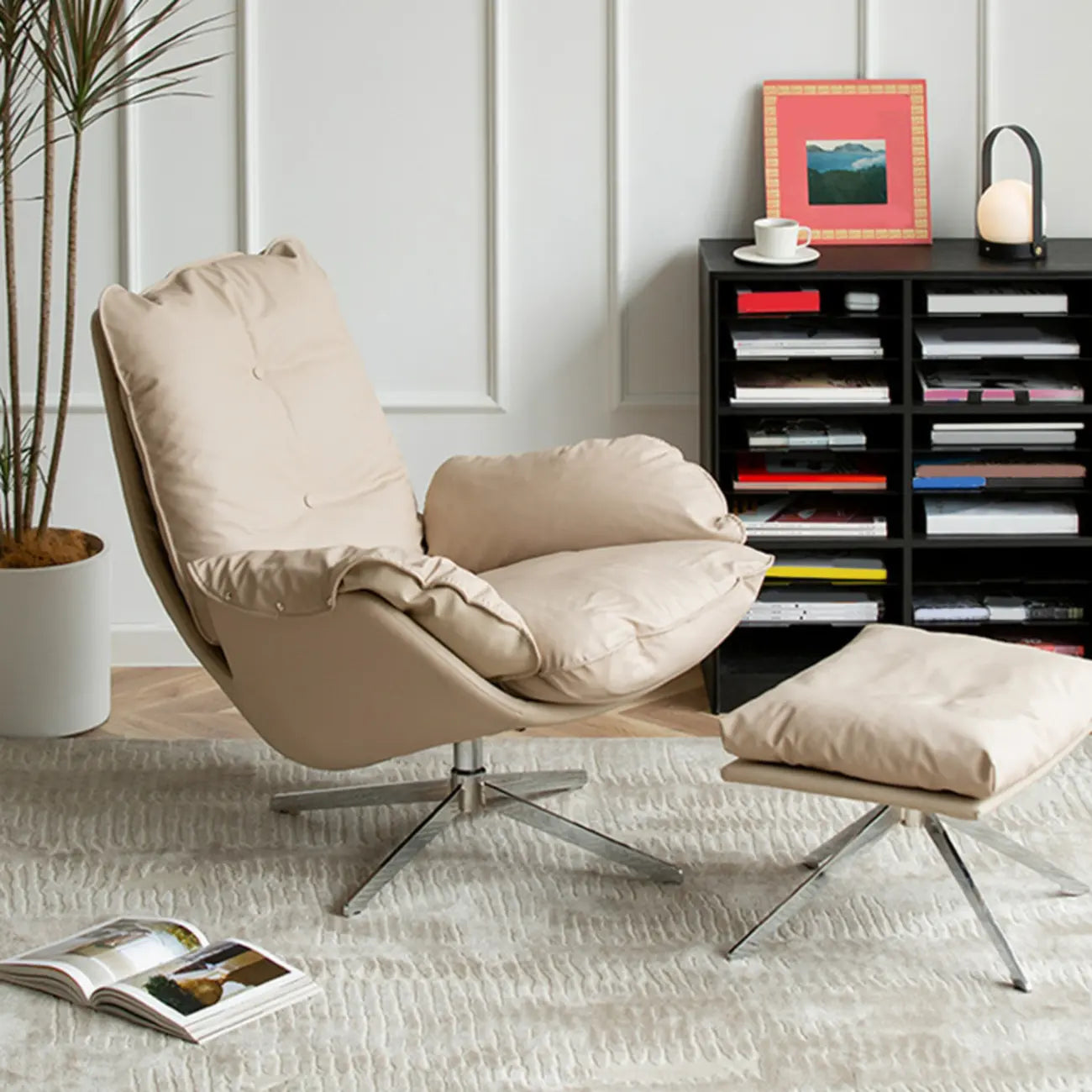 Fauteuil pivotant moderne en cuir beige.