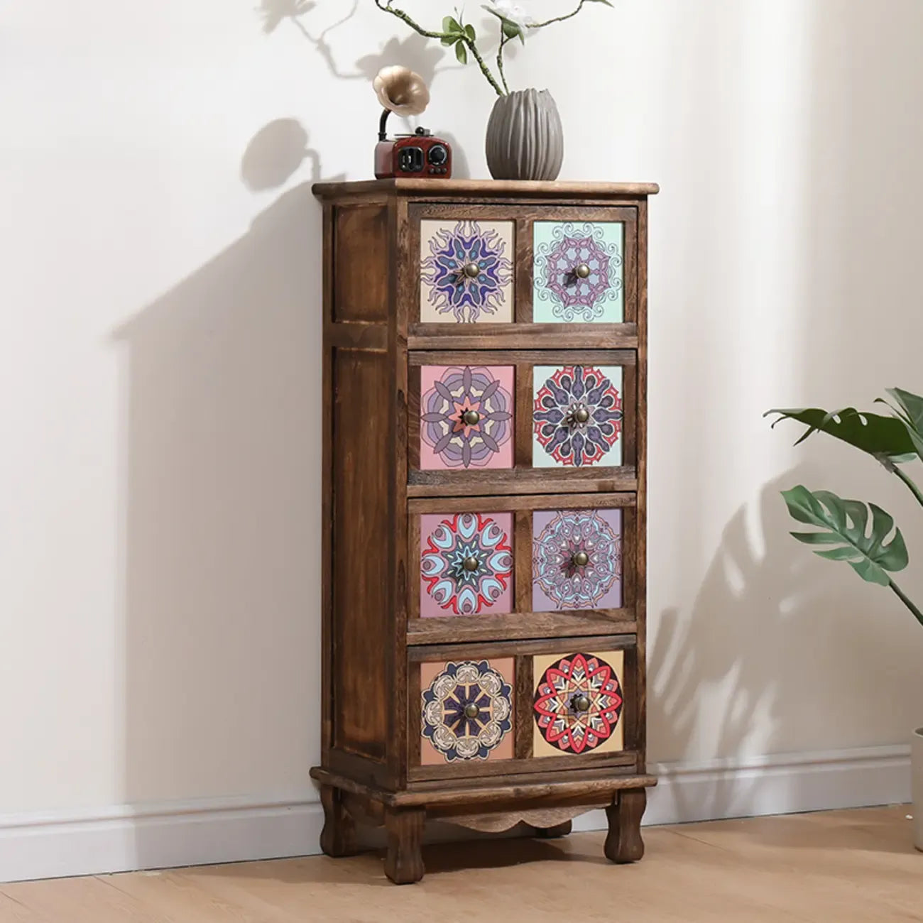 Armoire de rangement en bois brun de style campagnard français avec tiroirs
