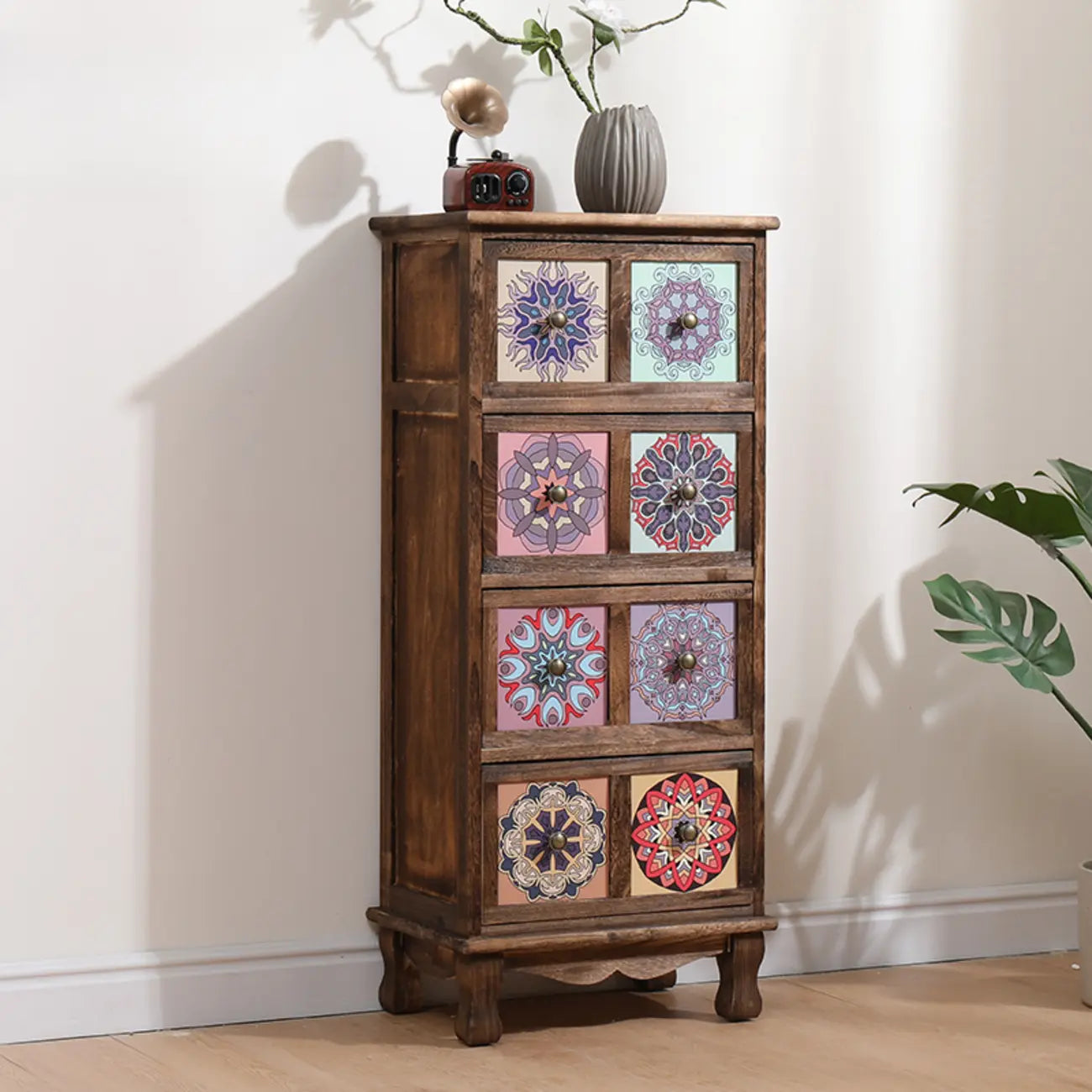 Armoire de rangement en bois brun de style campagnard français avec tiroirs