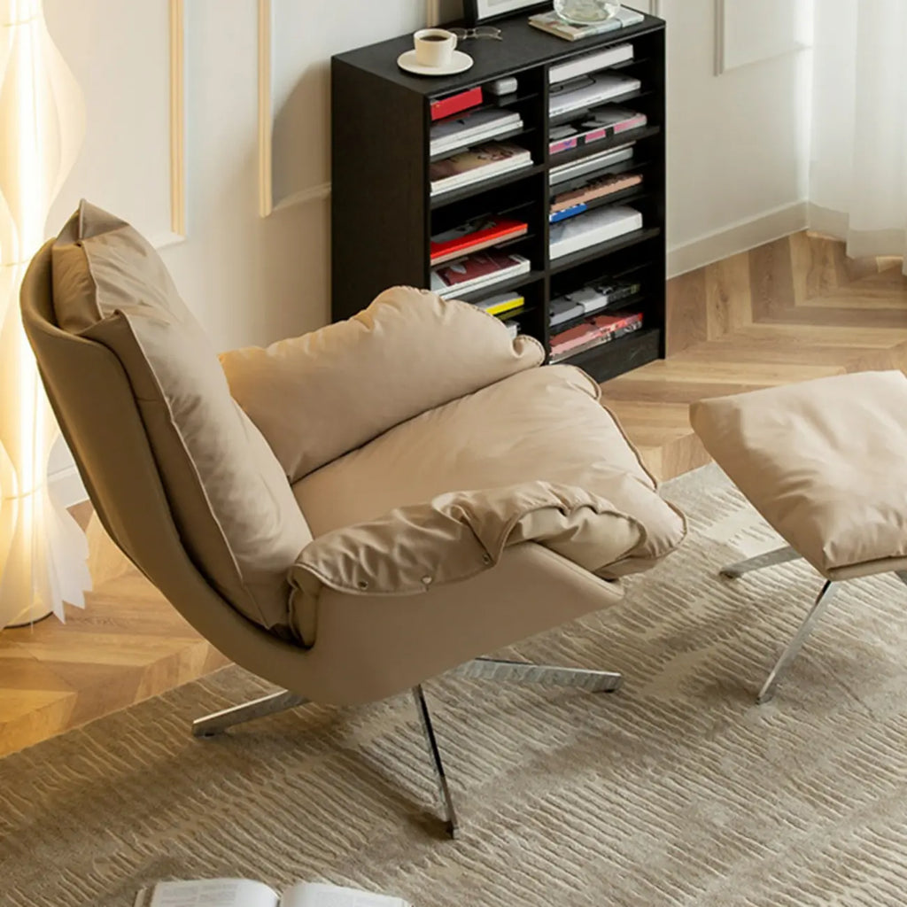 Fauteuil pivotant moderne en cuir beige.