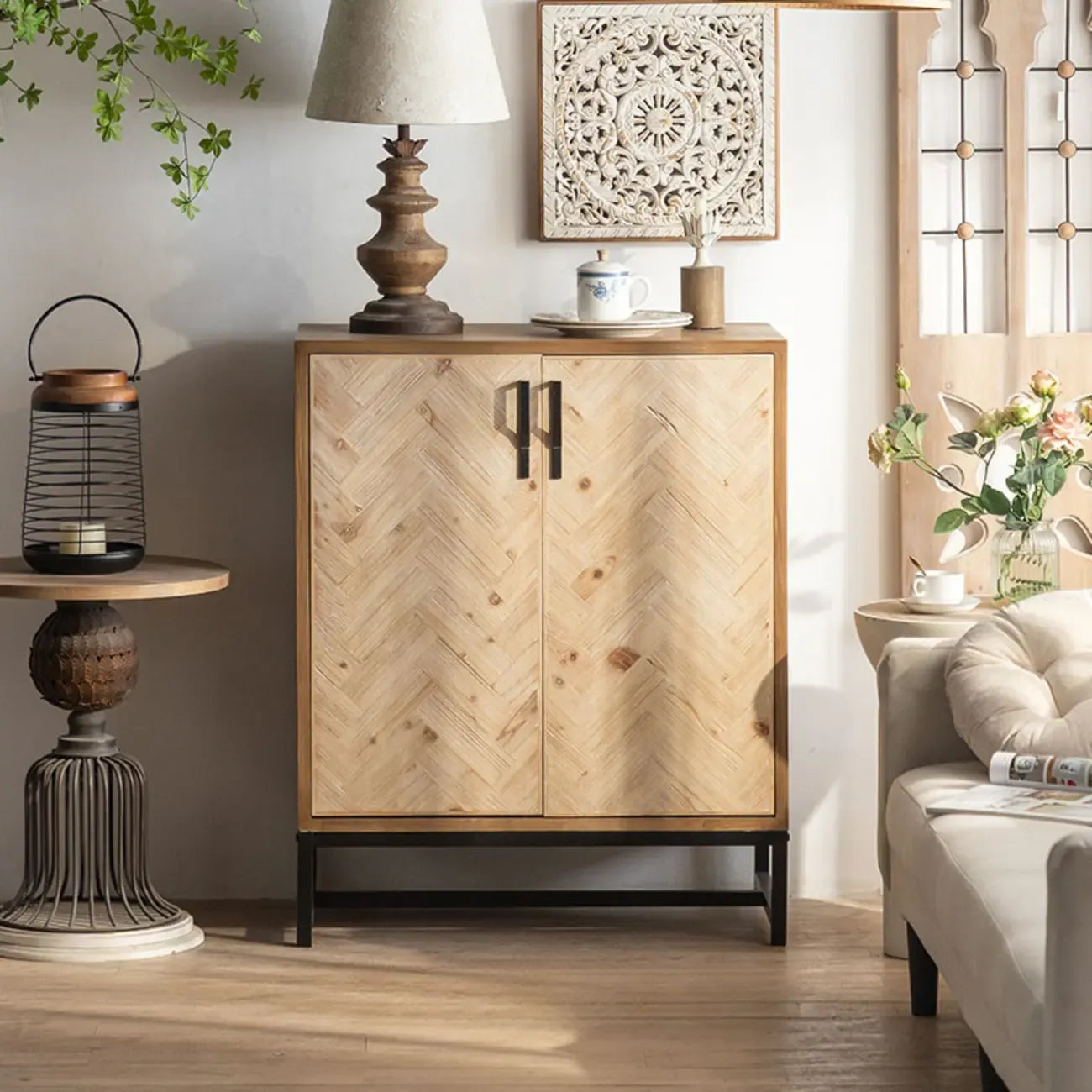 Armoire rustique au fini naturel avec étagère extérieure et porte de grange