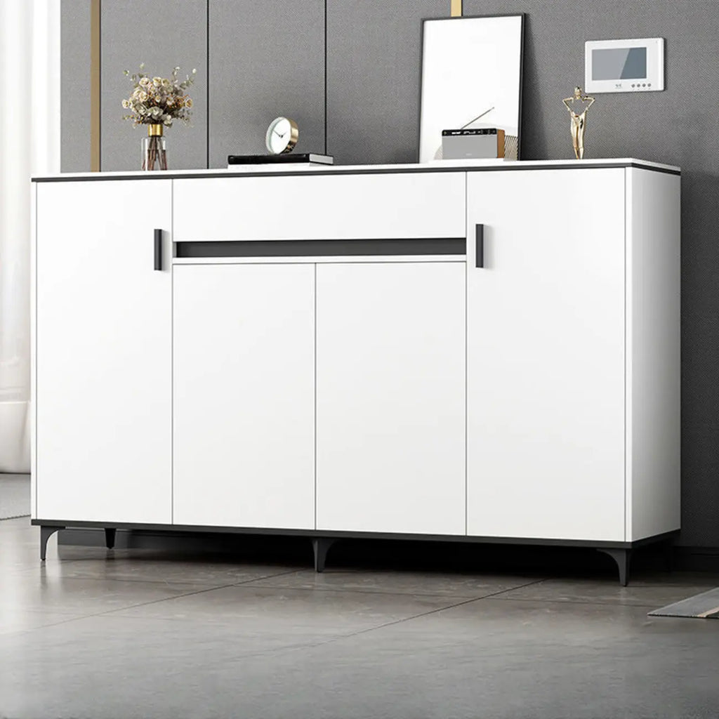 Meuble de cuisine minimaliste en bois blanc avec portes