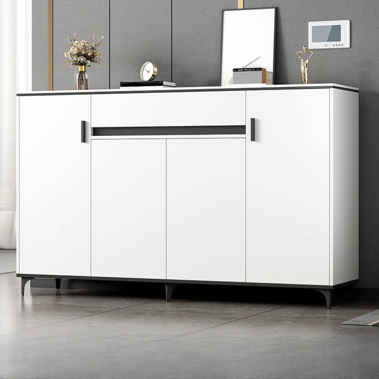 Meuble de cuisine minimaliste en bois blanc avec portes